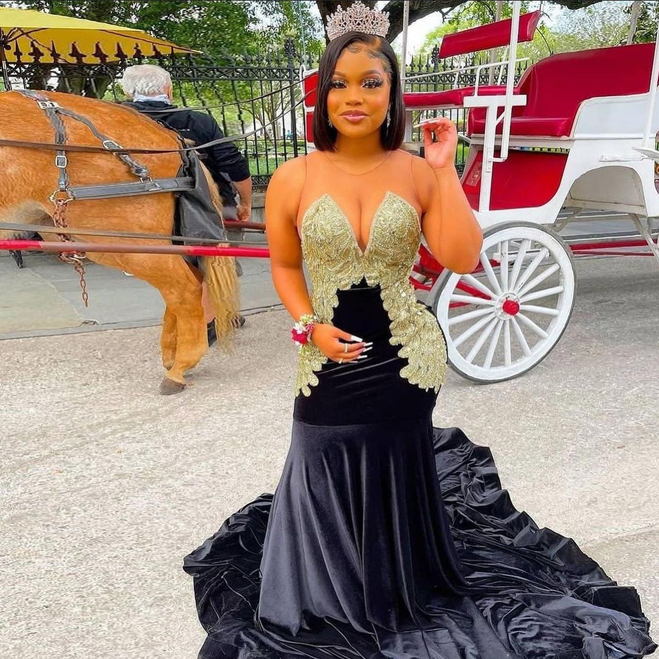 Black Prom Dress Aso Ebi Velvet Mermaid O Neck Sleeveless Gold Sequin Applique Sweep Train Plus Size Women Evening Elegant Gowns