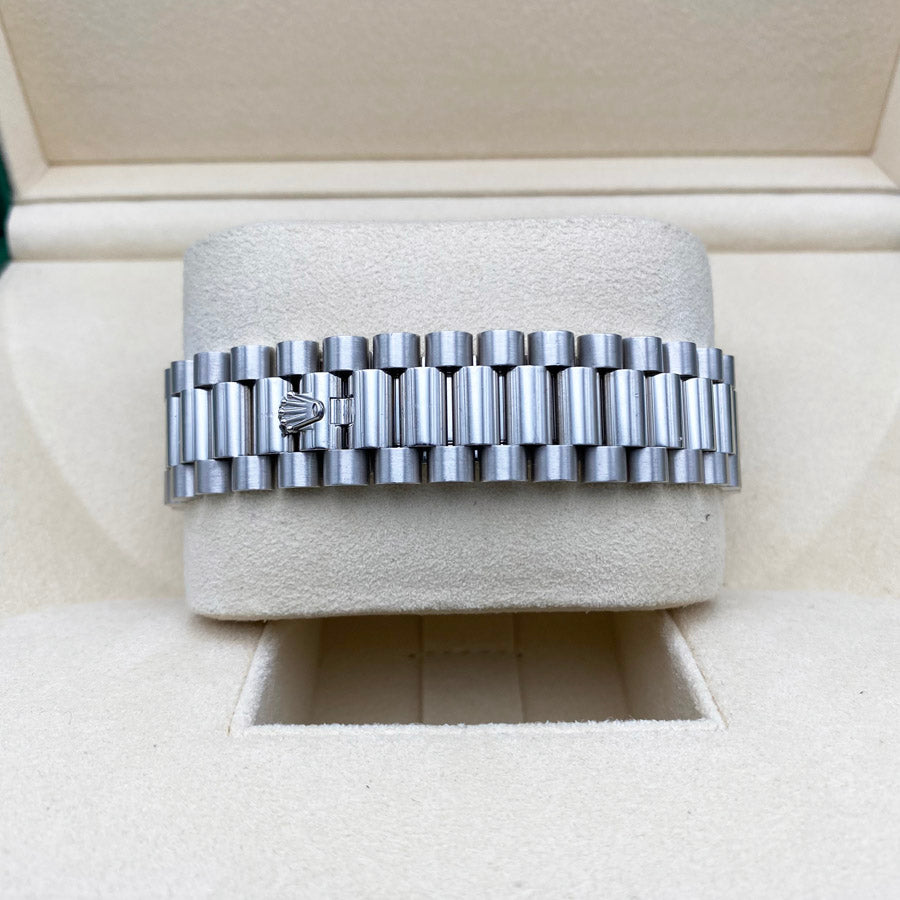 Rolex 1:1 Super Clone Day-Date 40 Platinum Presidential 228206 Smooth Bezel Baguette Diamond Ice Blue Dial