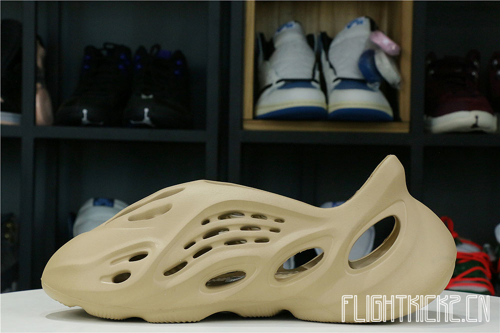 Yeezy Foam RNNR Ochre (GW3354 土黄）