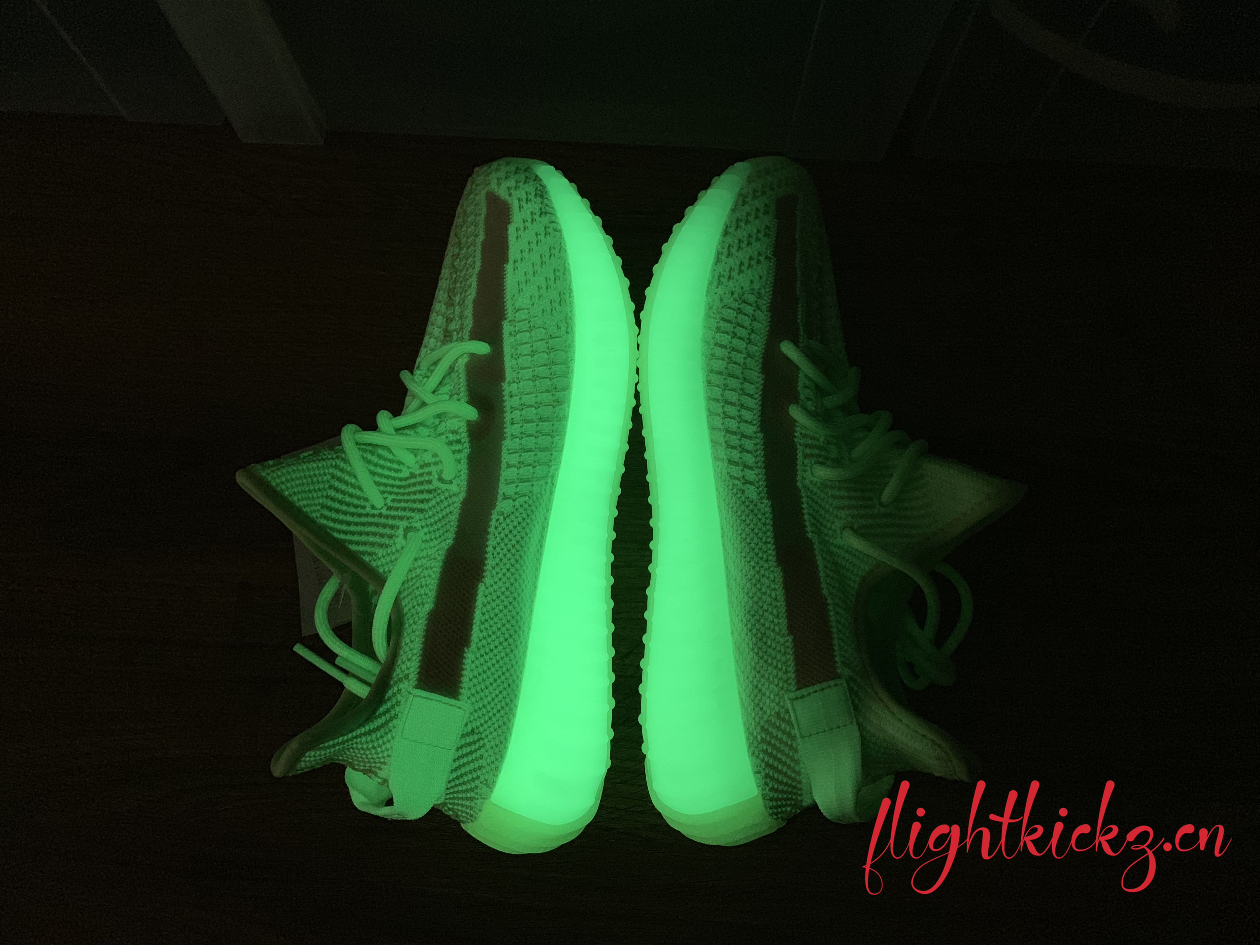 Yeezy Boost 350 V2  Glow In The Dark （Ln5 A1)