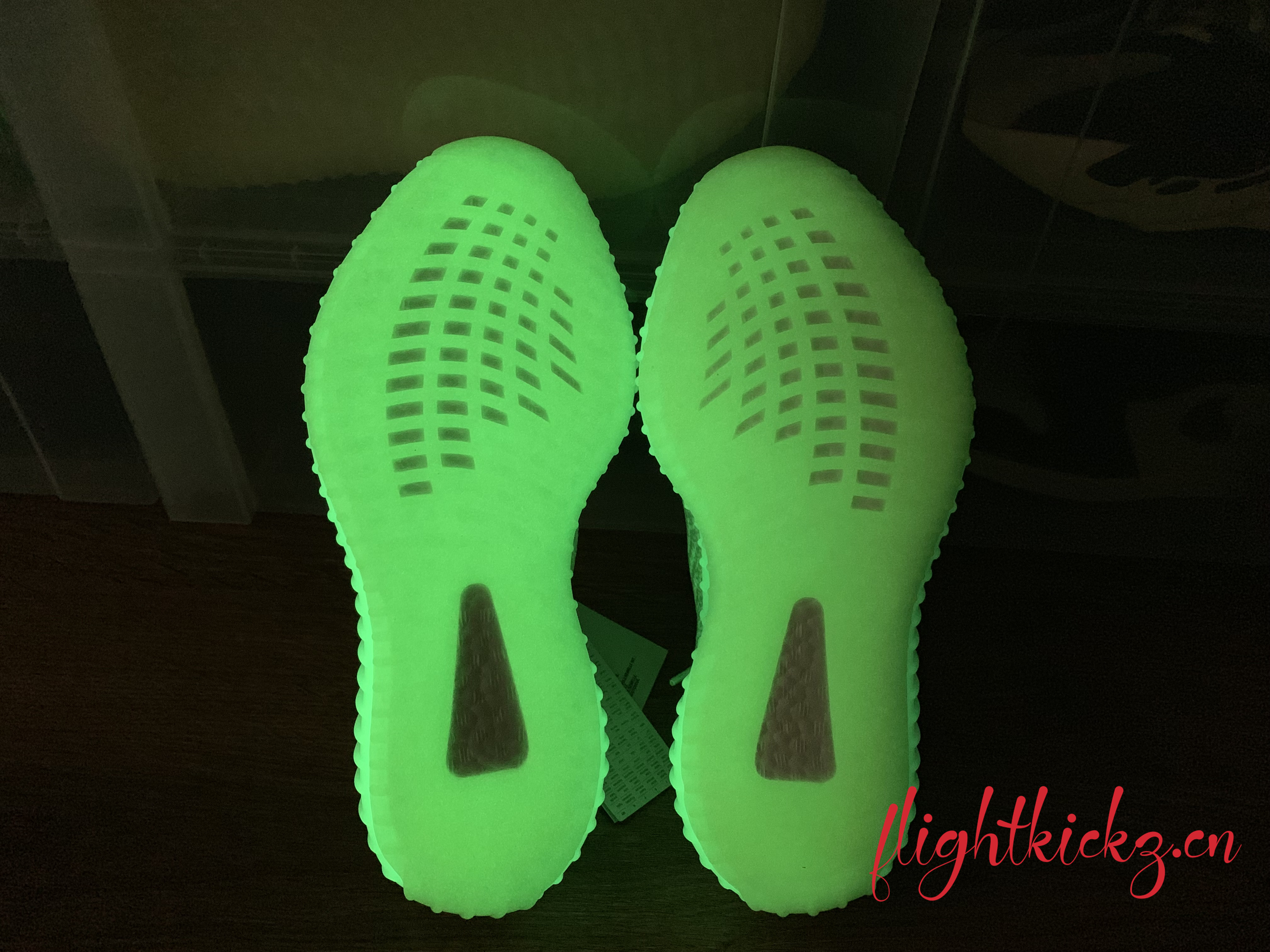 Yeezy Boost 350 V2  Glow In The Dark （Ln5 A1)