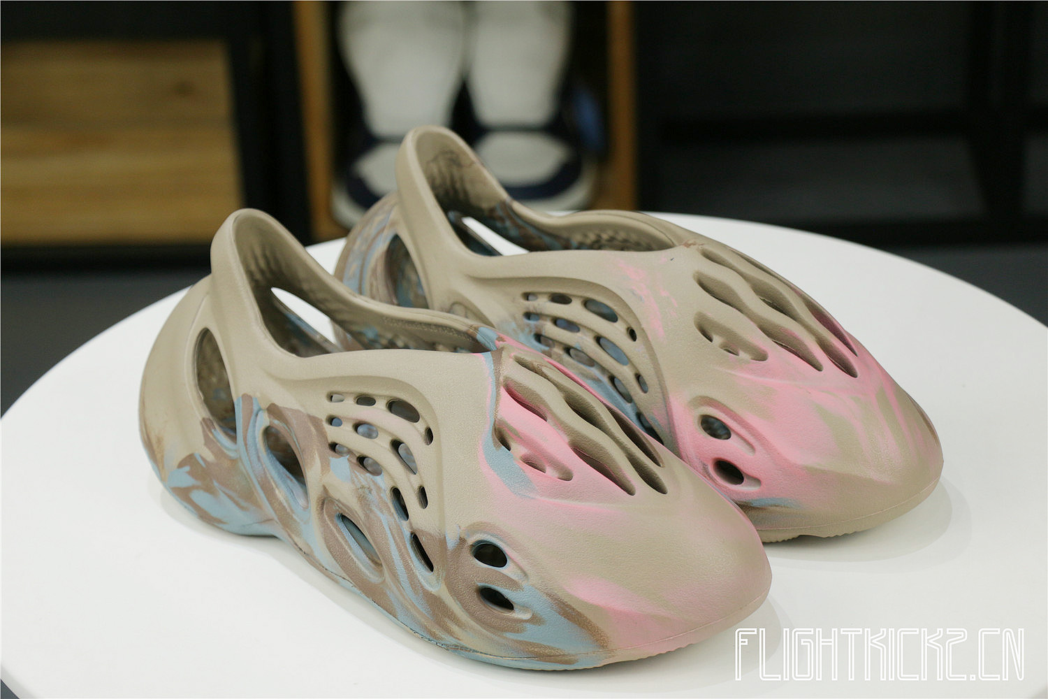 Yeezy Foam RNNR MX Sand Grey (GY3969兰褐粉）