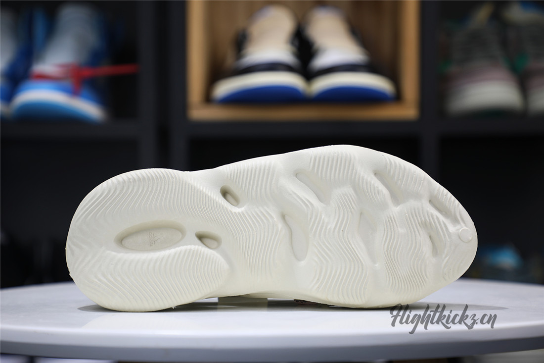 Yeezy Foam Runner Sand 2021 （FY4567沙色）