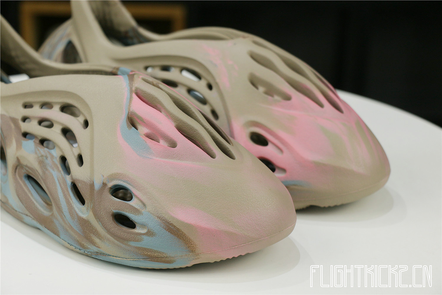 Yeezy Foam RNNR MX Sand Grey (GY3969兰褐粉）