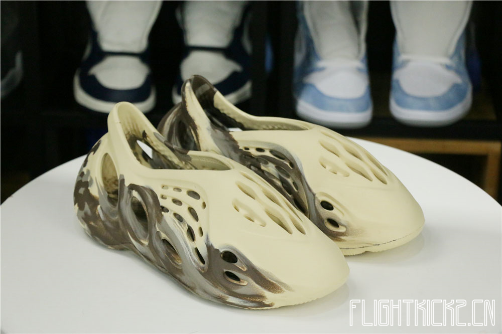 Yeezy Foam RNNR MX Cream Clay (GX8774油画）