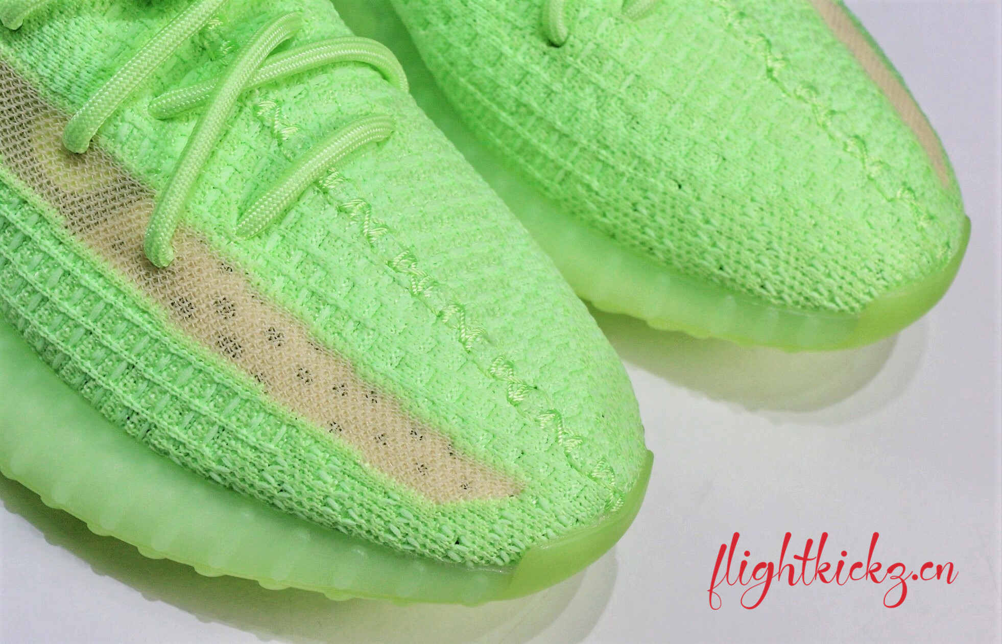 Yeezy Boost 350 V2  Glow In The Dark （Ln5 A1)