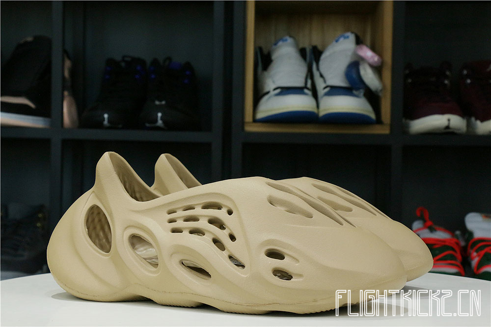 Yeezy Foam RNNR Ochre (GW3354 土黄）