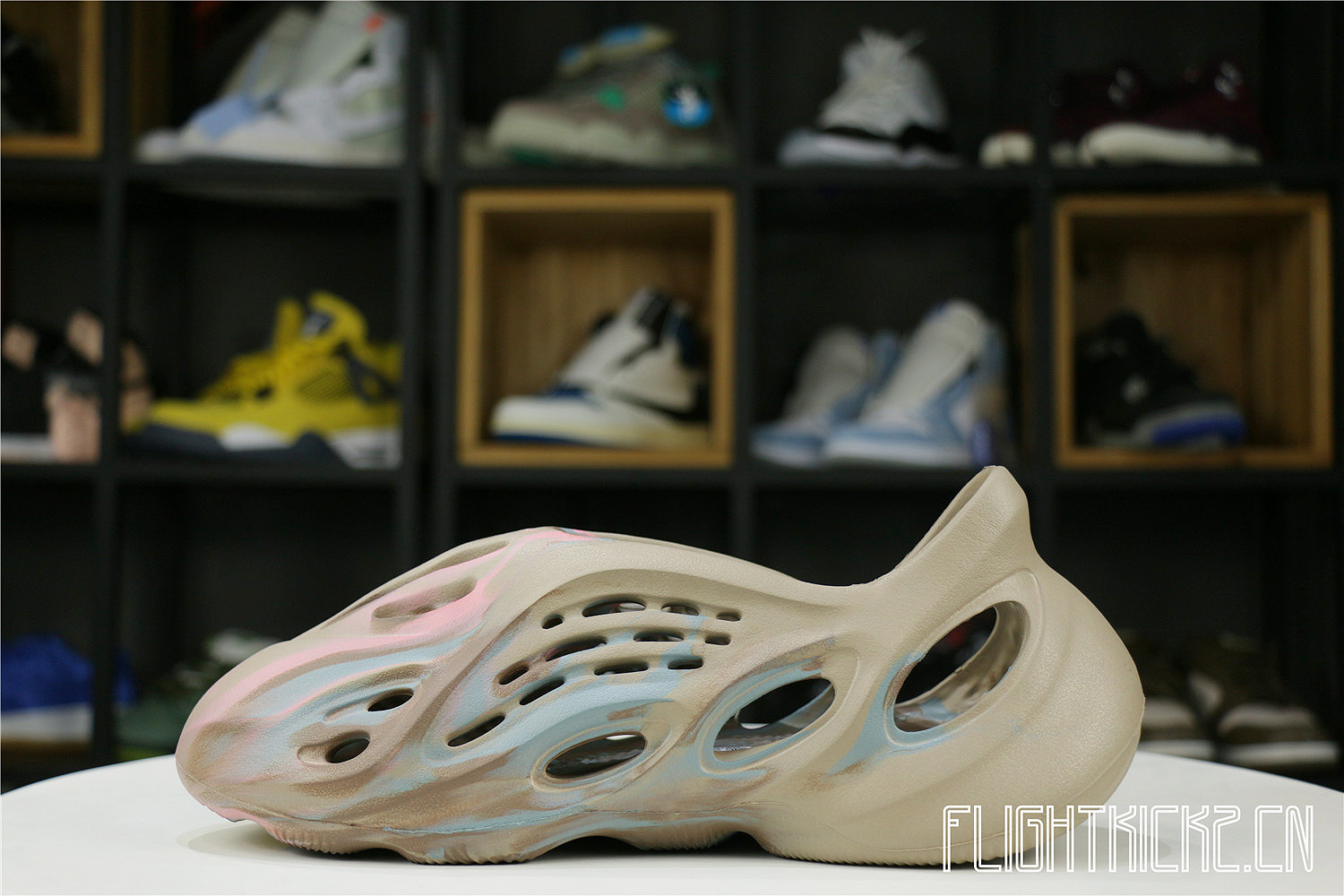 Yeezy Foam RNNR MX Sand Grey (GY3969兰褐粉）