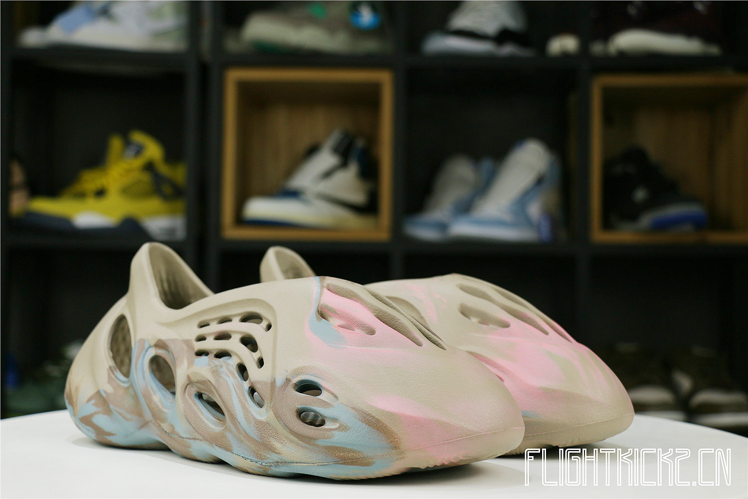 Yeezy Foam RNNR MX Sand Grey (GY3969兰褐粉）