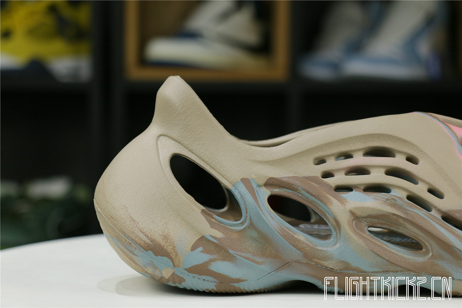 Yeezy Foam RNNR MX Sand Grey (GY3969兰褐粉）