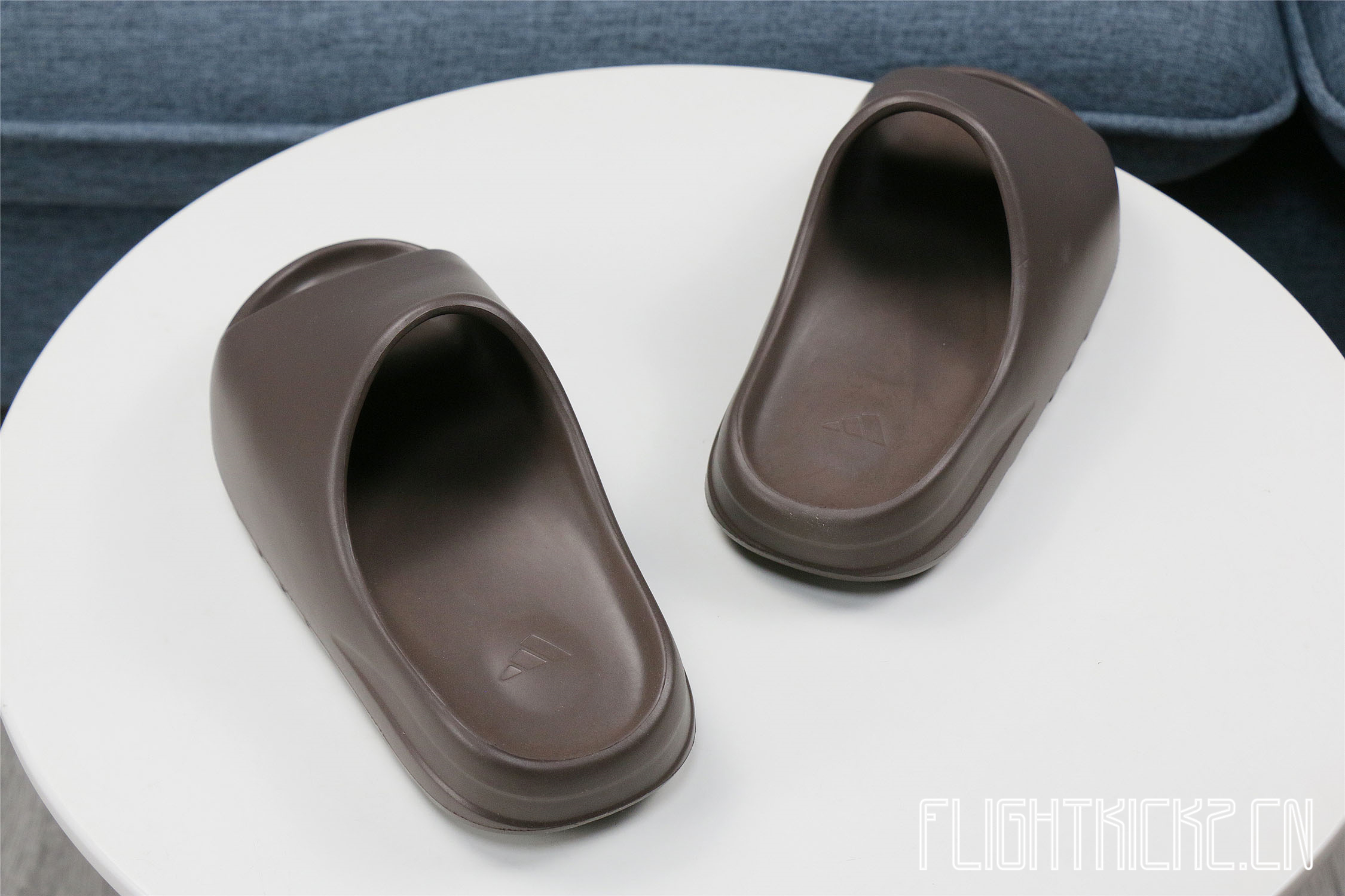 Yeezy Slides Soot 2020（G55495深棕）