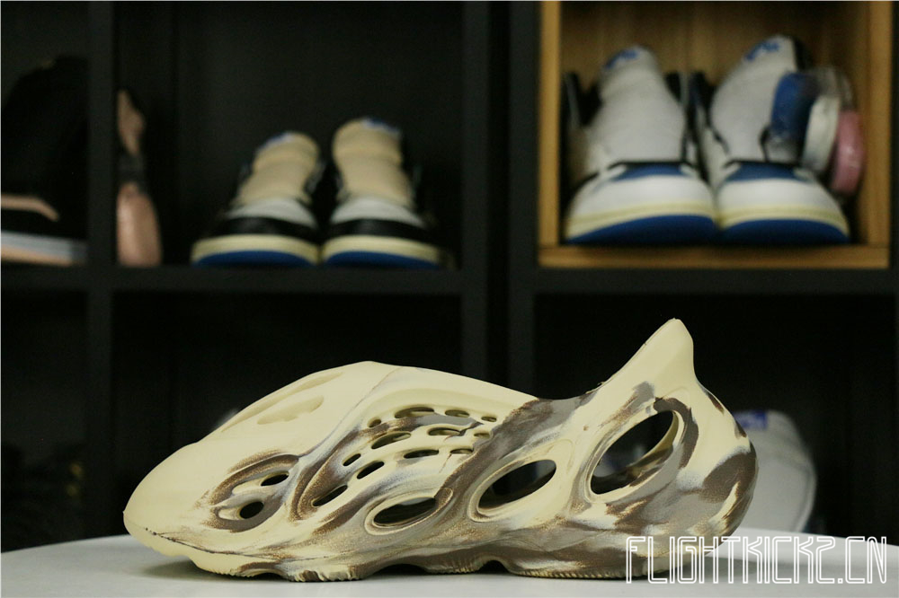 Yeezy Foam RNNR MX Cream Clay (GX8774油画）