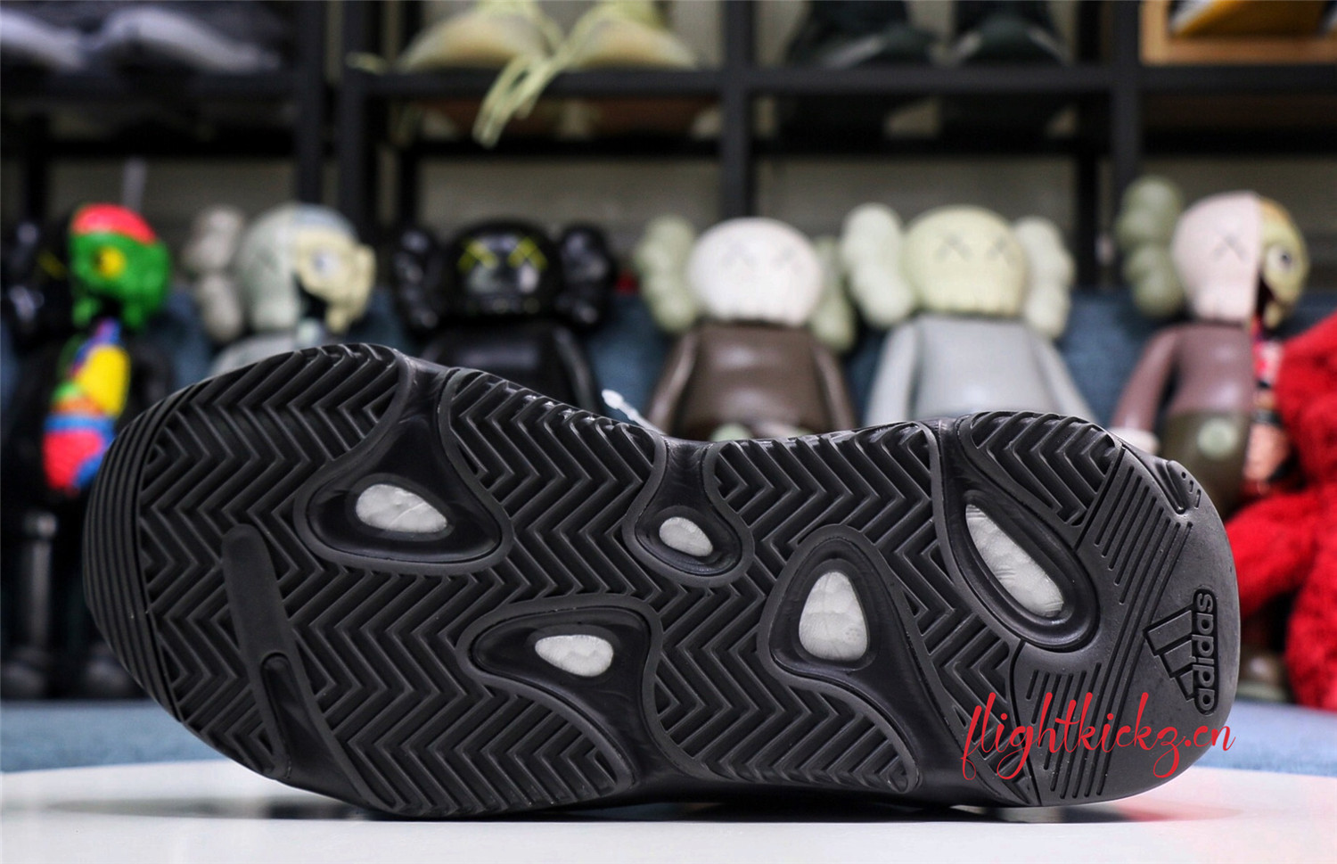 Yeezy Boost 700 V2  Vanta  2019