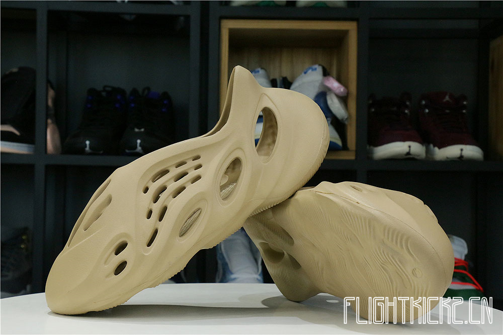 Yeezy Foam RNNR Ochre (GW3354 土黄）