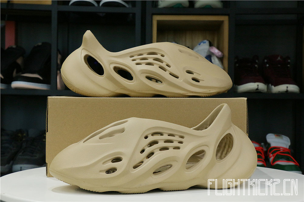 Yeezy Foam RNNR Ochre (GW3354 土黄）