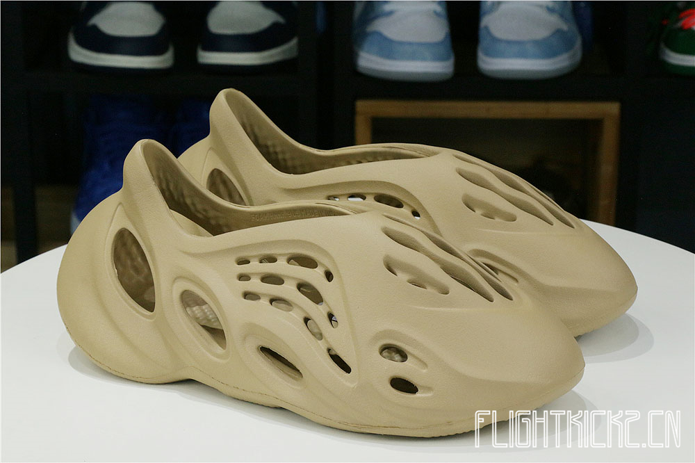 Yeezy Foam RNNR Ochre (GW3354 土黄）