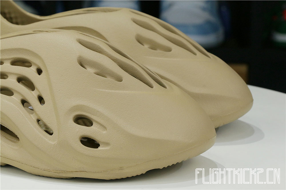 Yeezy Foam RNNR Ochre (GW3354 土黄）