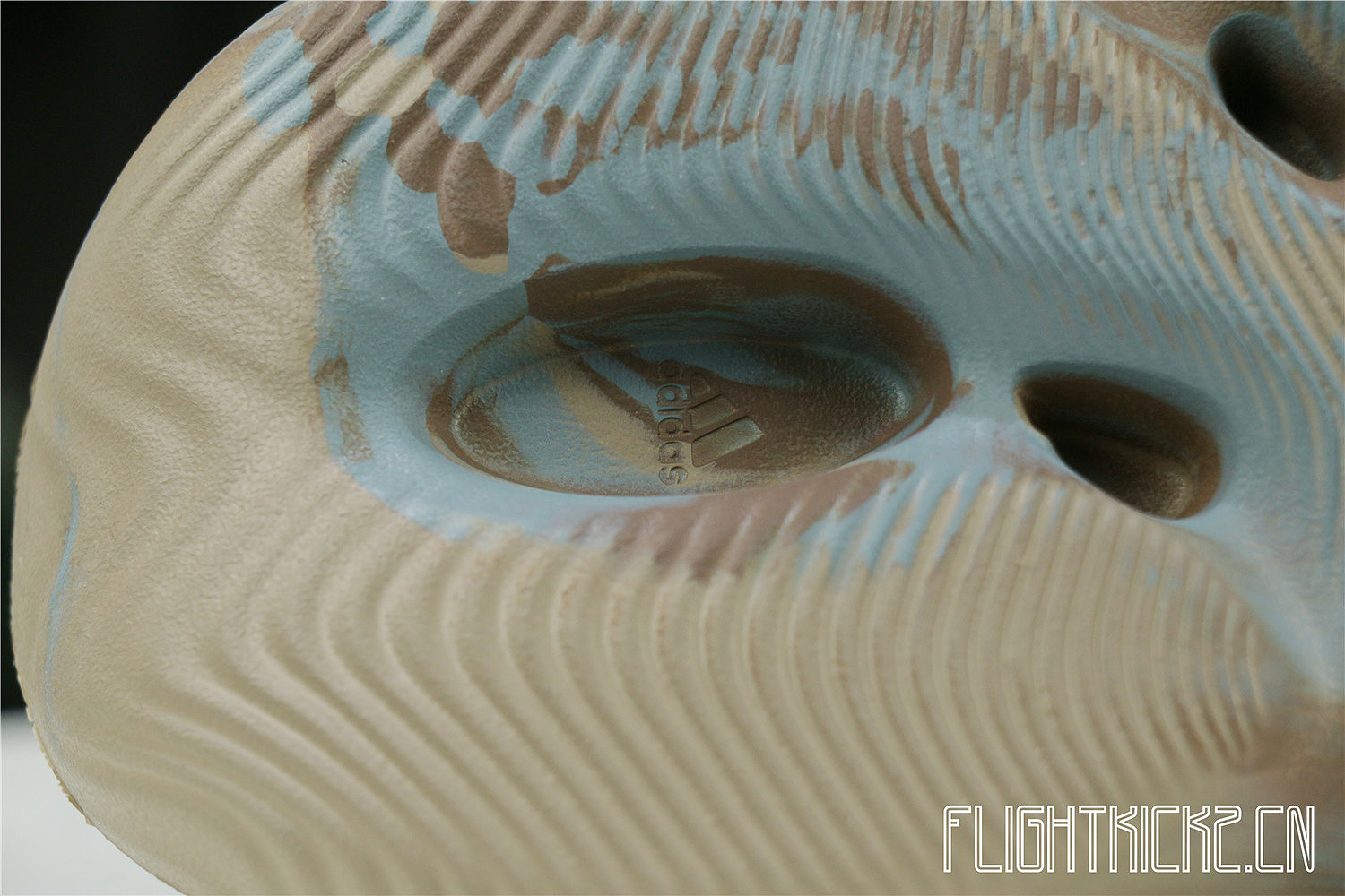 Yeezy Foam RNNR MX Sand Grey (GY3969兰褐粉）