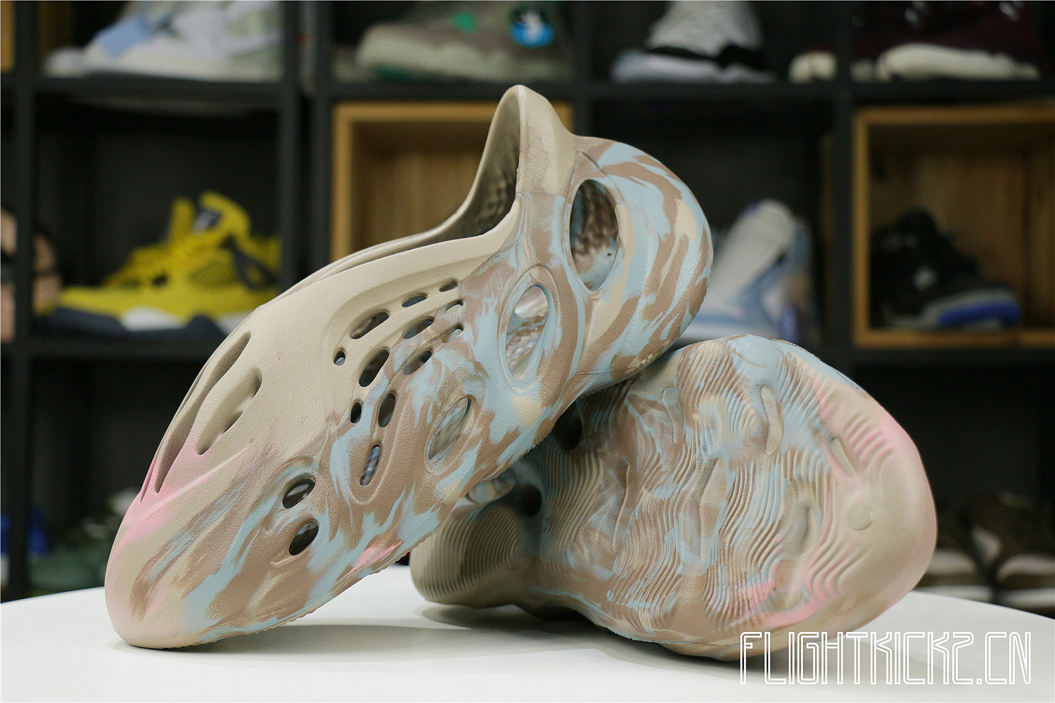 Yeezy Foam RNNR MX Sand Grey (GY3969兰褐粉）