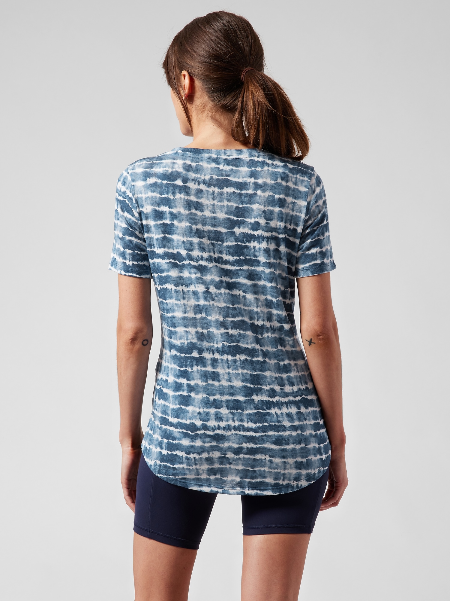 Breezy Scoop V Tee