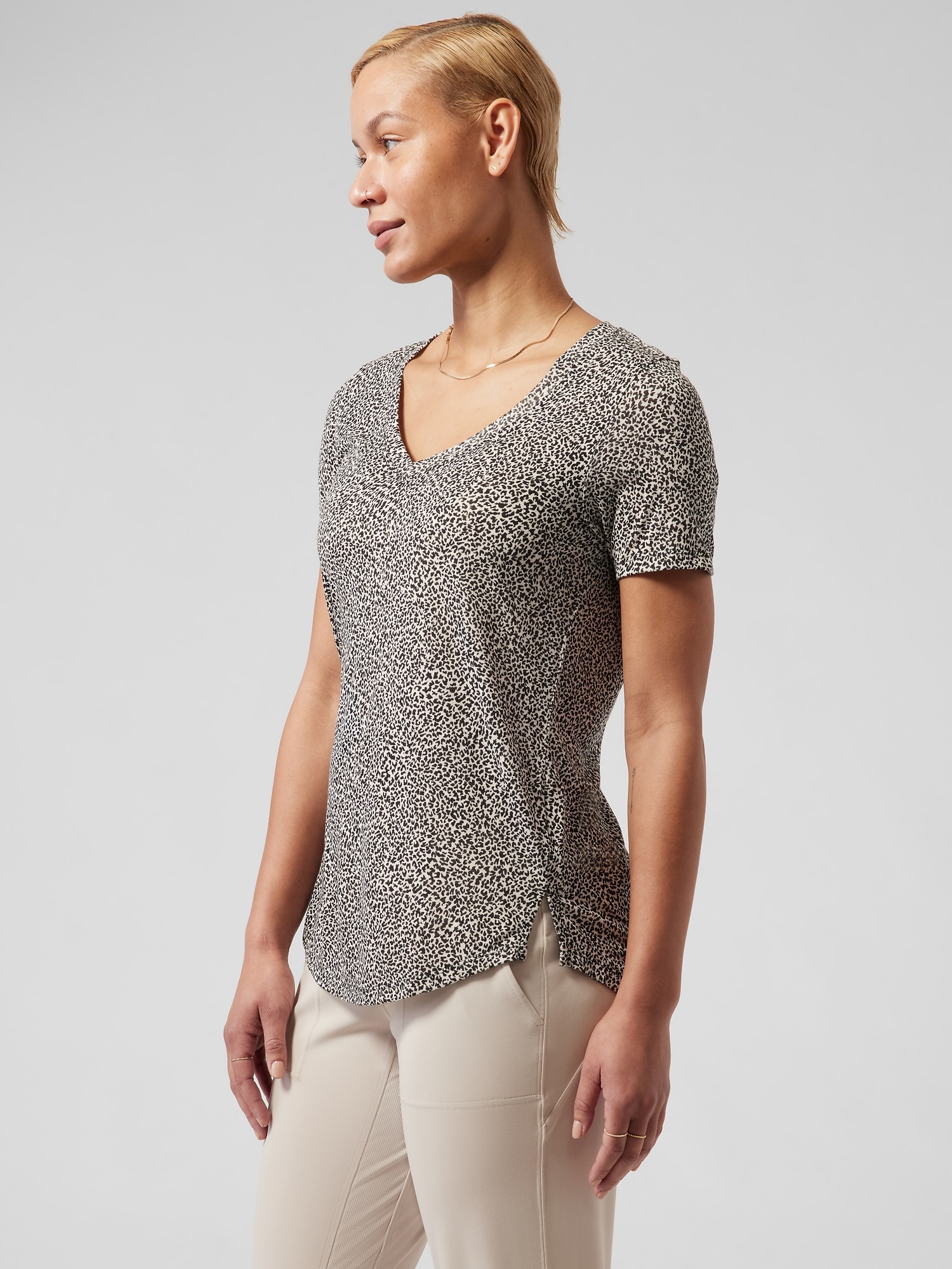 Breezy Scoop V Tee