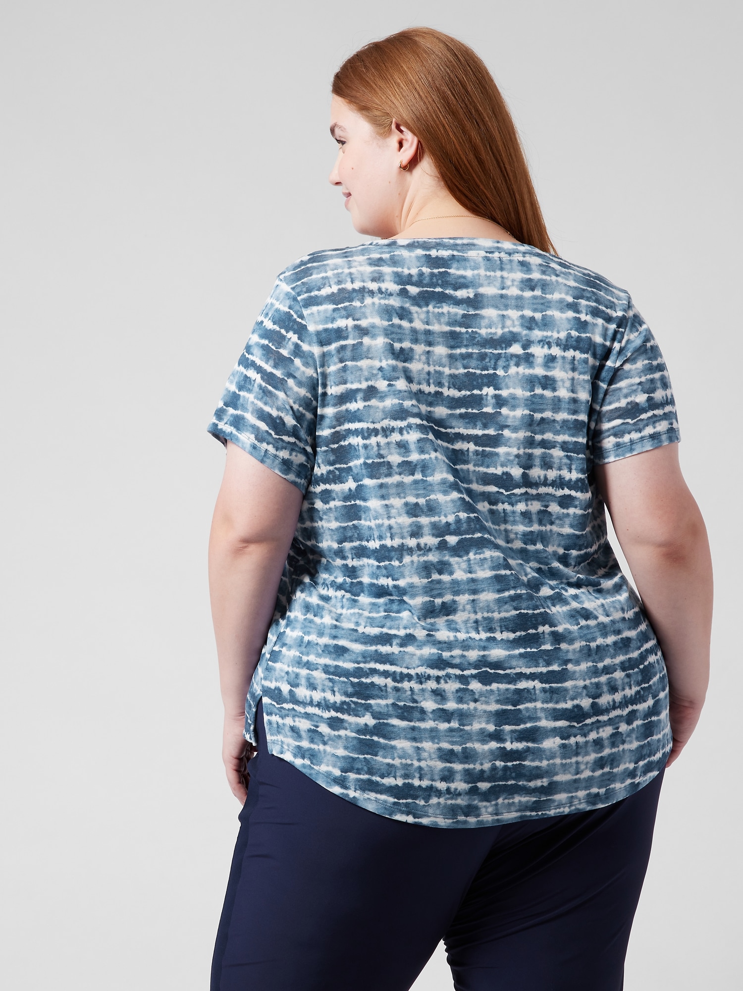 Breezy Scoop V Tee