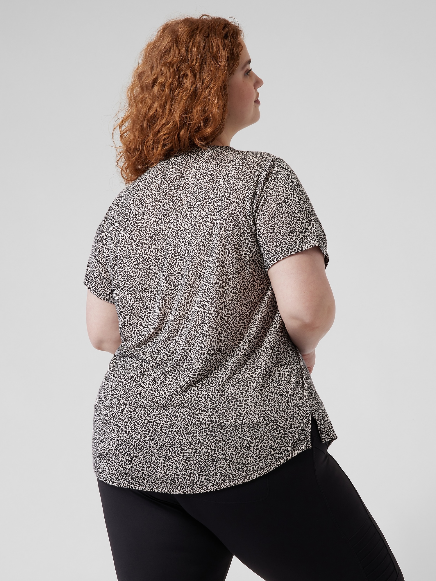 Breezy Scoop V Tee