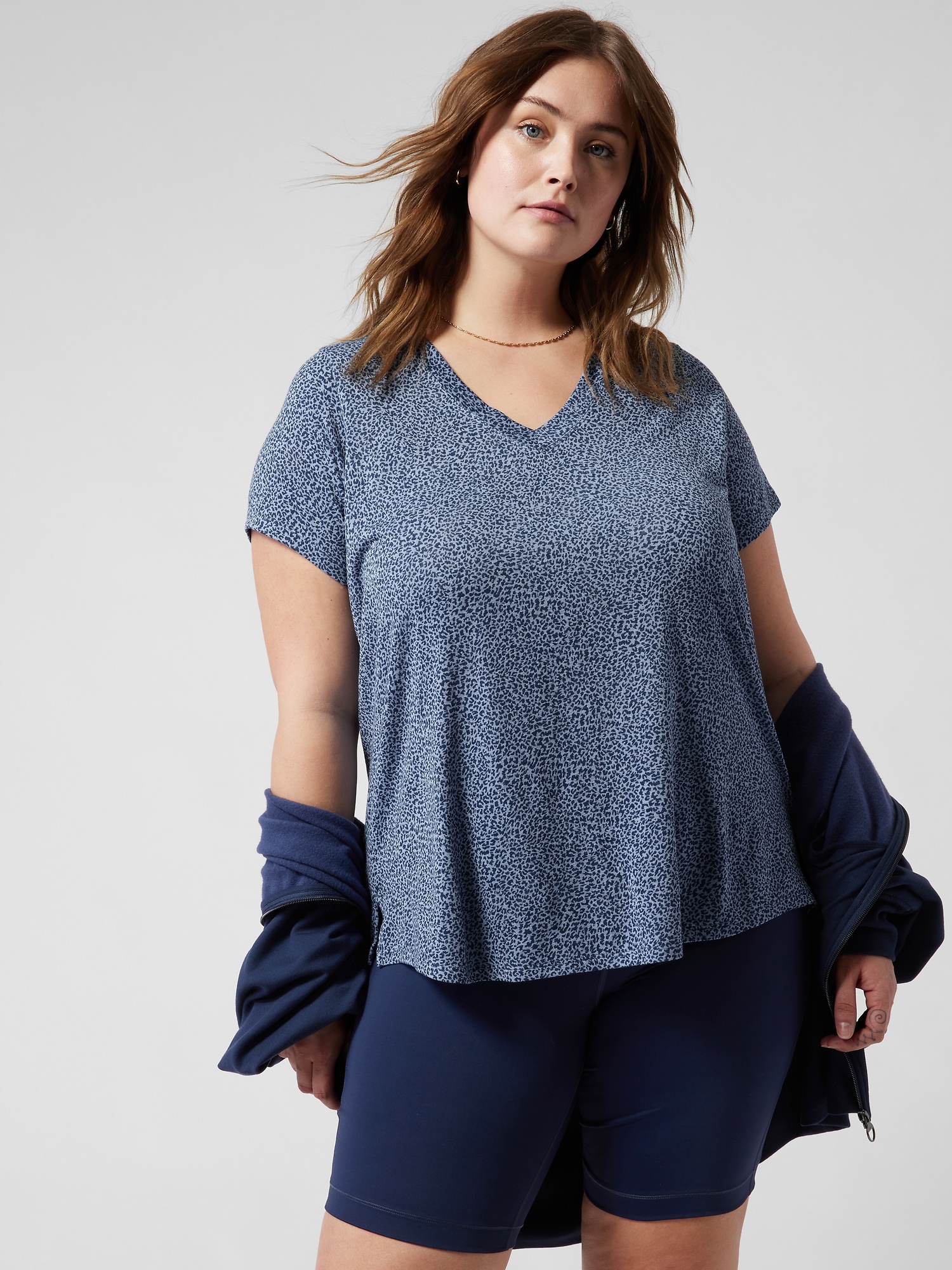 Breezy Scoop V Tee