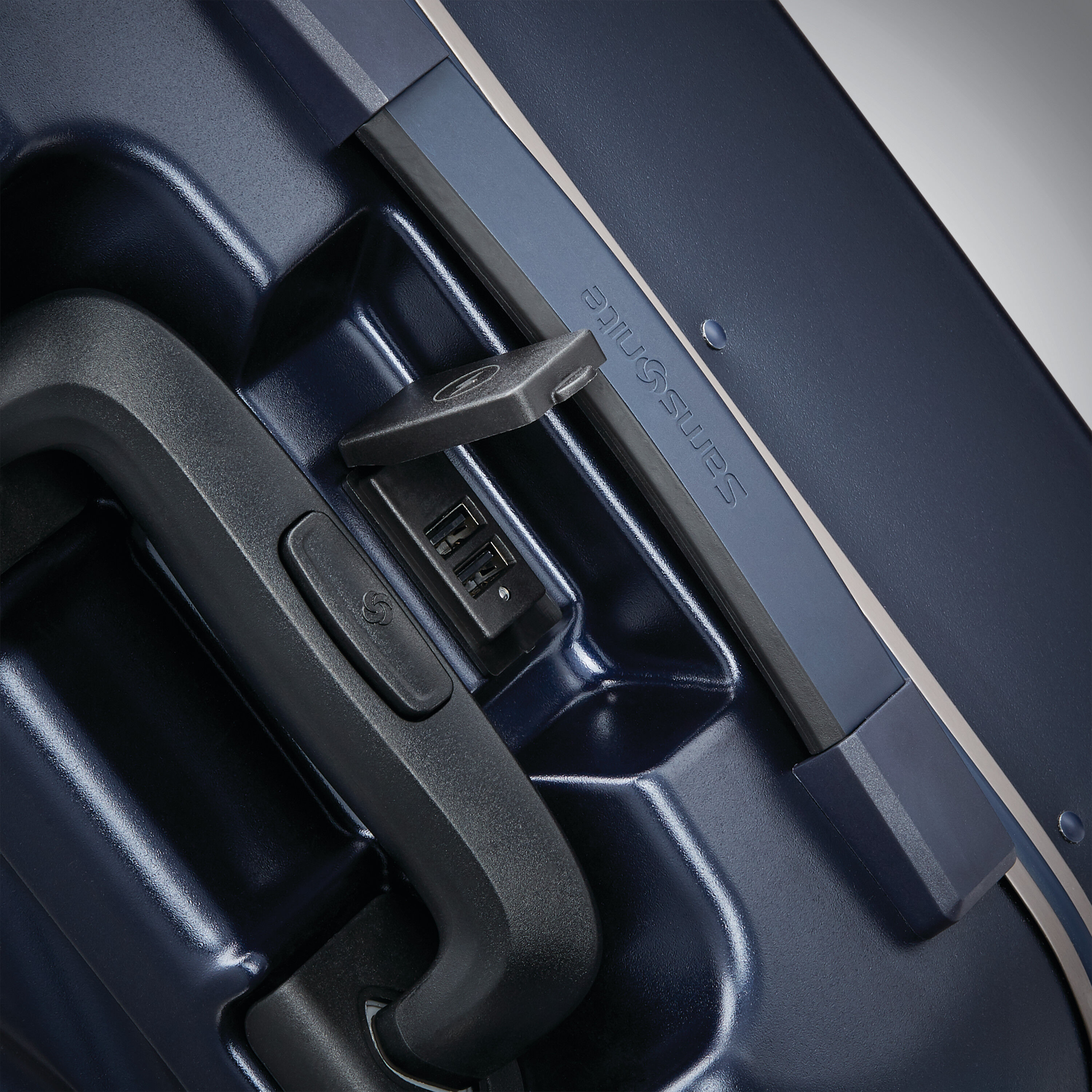 Fortifi Carry-On Spinner Dark Navy