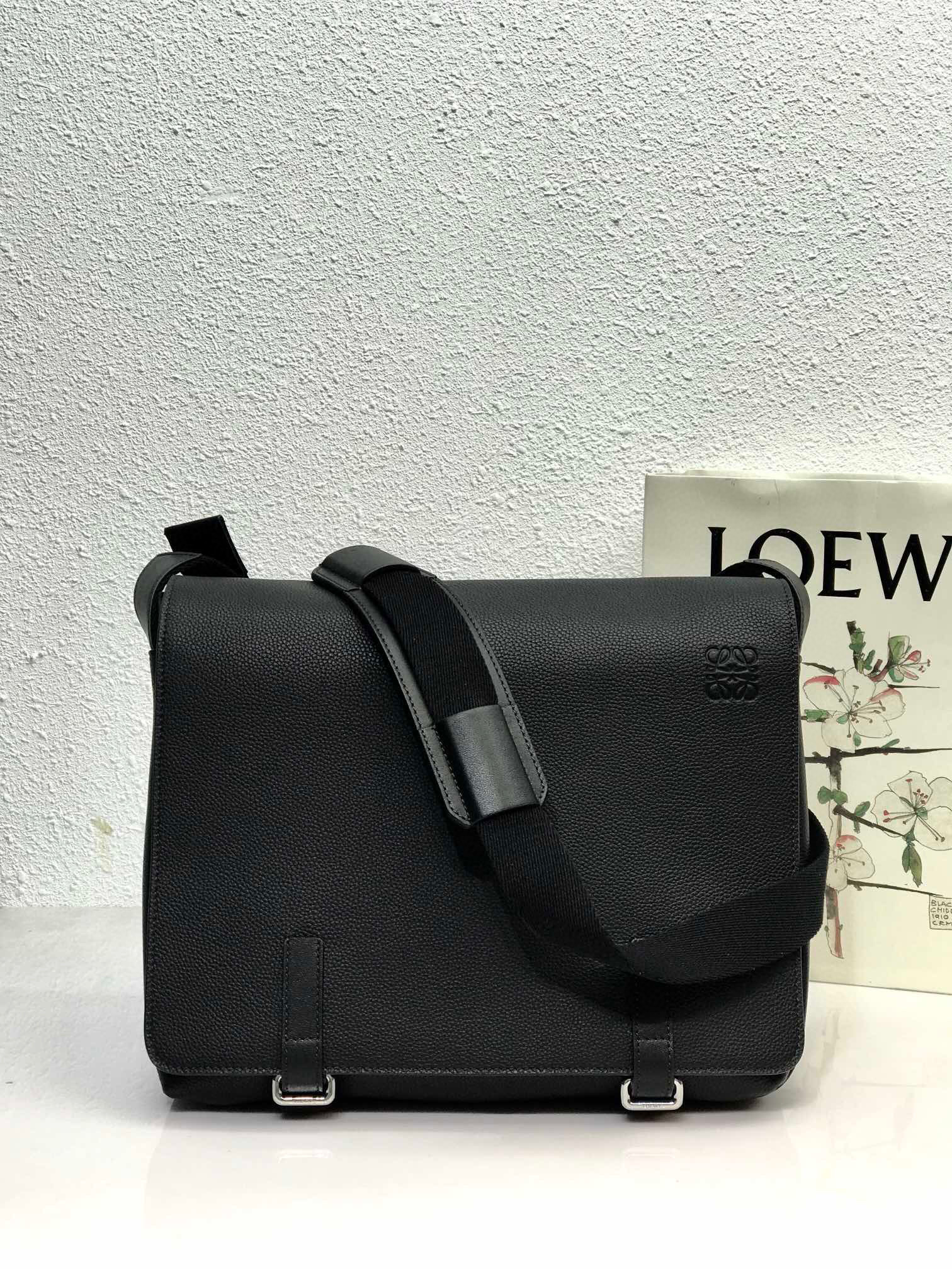 [TOP] LOEW€ Military Messenger Bag in Soft Grained Calfskin - Black - Loewe