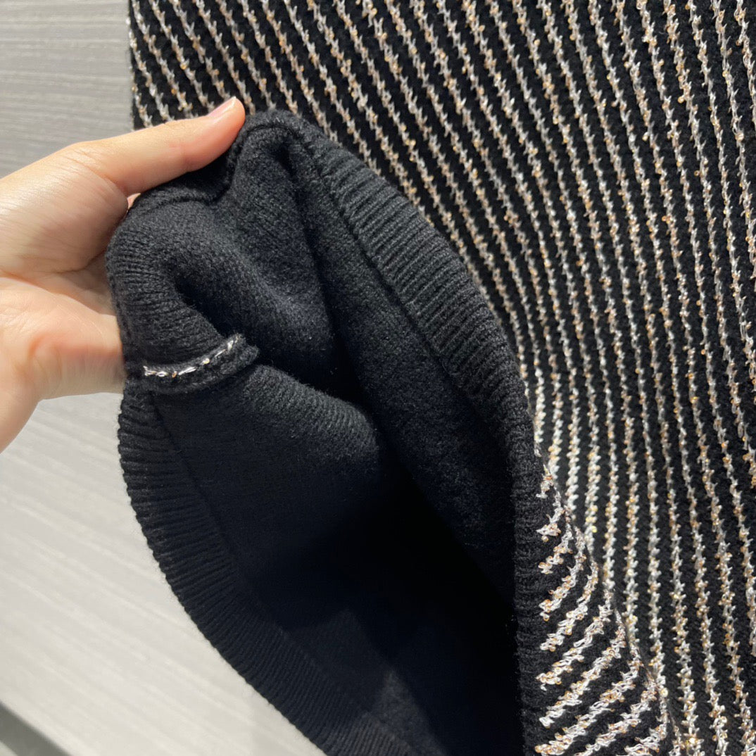 [TOP] CH@NEL Cashmere/Sequins Black and Gold V Neck Dress - Chanel