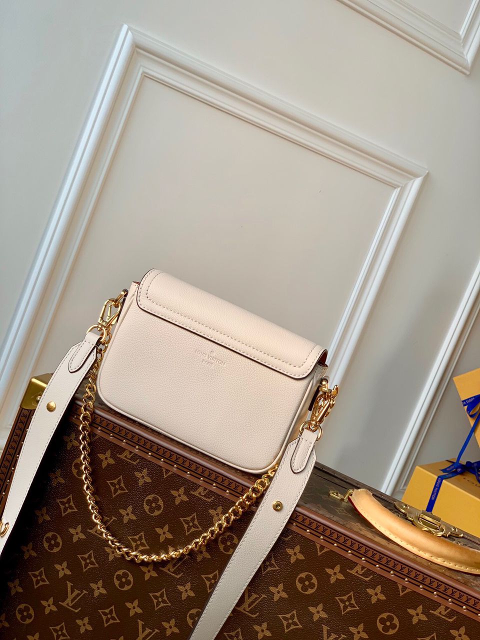 [TOP] L&V L*V Lock Me Tender - Cream w Brown - LV Louis Vuitton