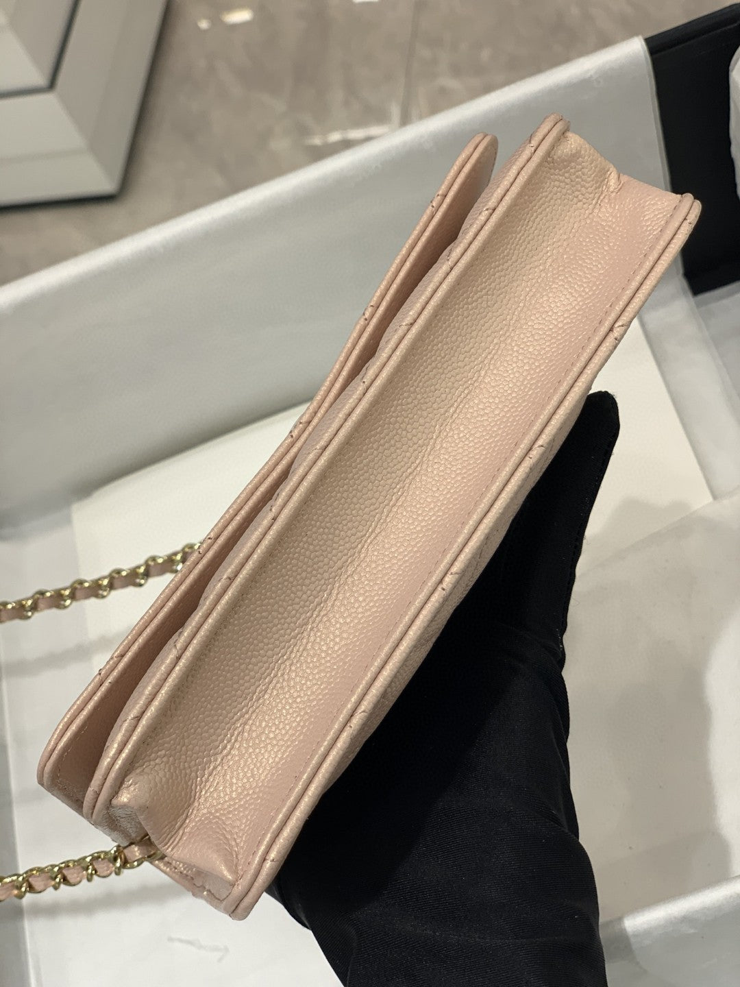 [TOP] CH@NEL WOC Pearl Logo- Iridescent Pink - Chanel
