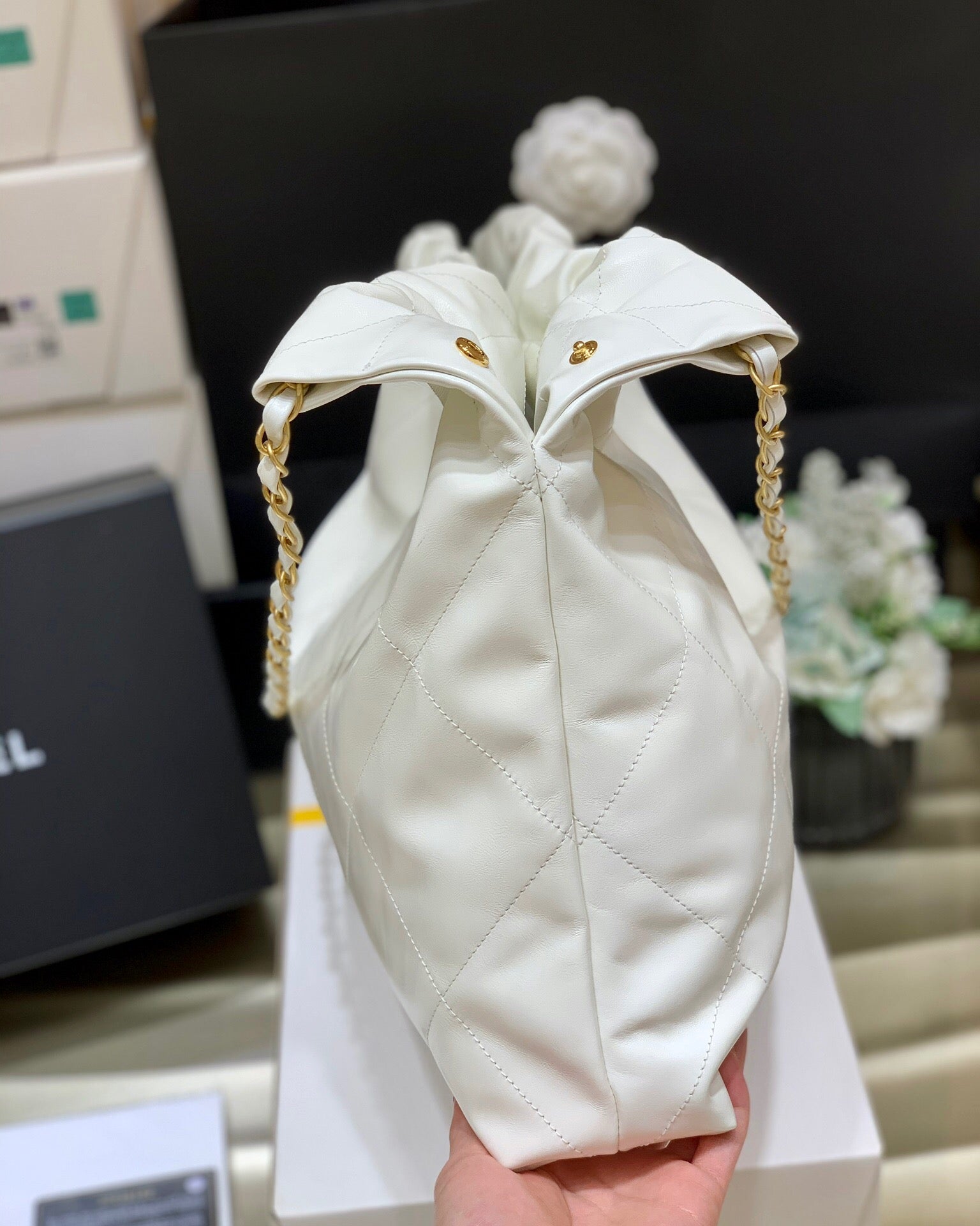[TOP] CH@NEL 22 Bag Small 35cm - White & GHW - Chanel
