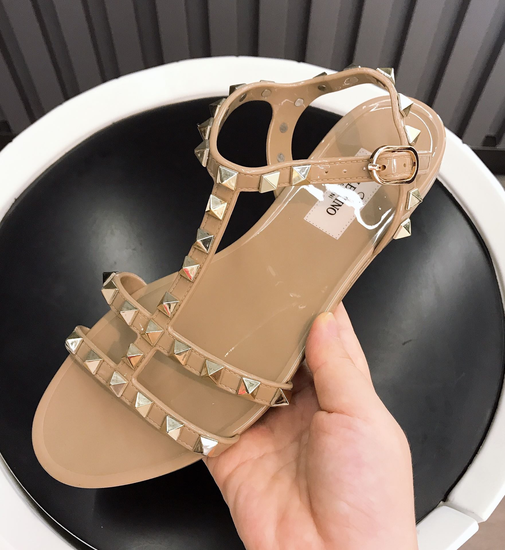 [TOP] V@LENTINO V*lentino Rock Stud Flat Rubber Sandals - Tan - Valentino