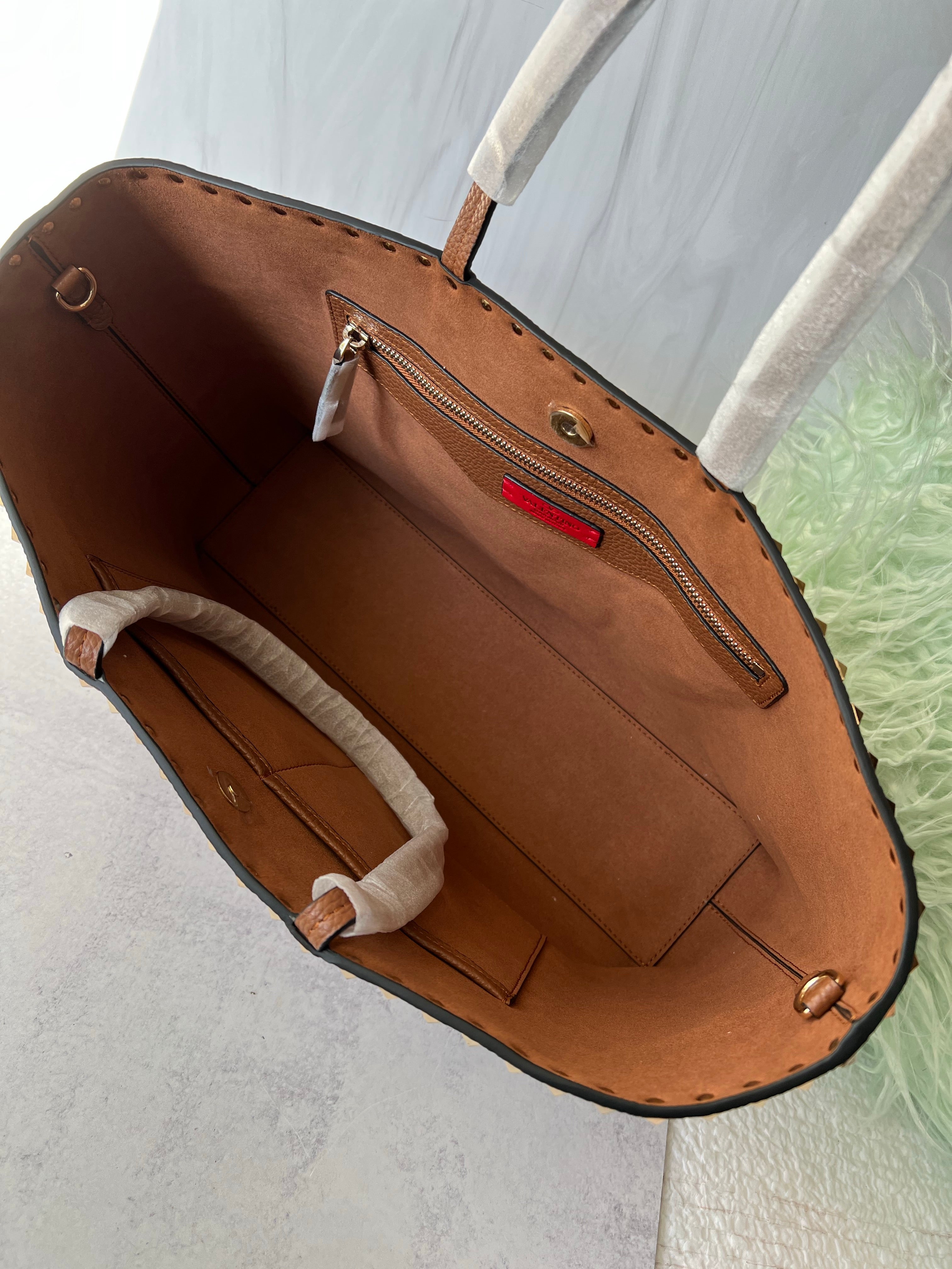 [TOP] V@LENTINO V*lentino Rockstud Large Leather Tote - Brown - Valentino