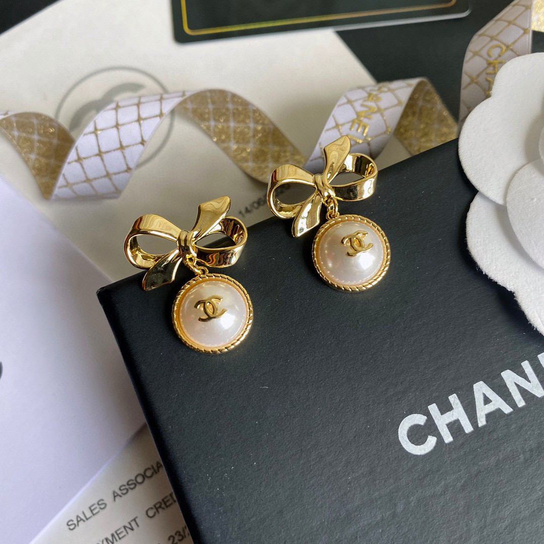 [TOP] CH@NEL Logo Pearls Gold Bow Earrings - Chanel