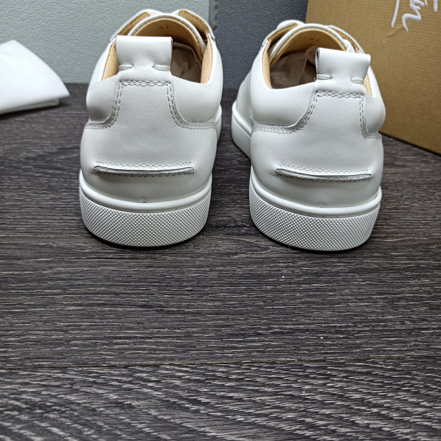 [TOP] Loubout!n White Sneaker - Christian Louboutin