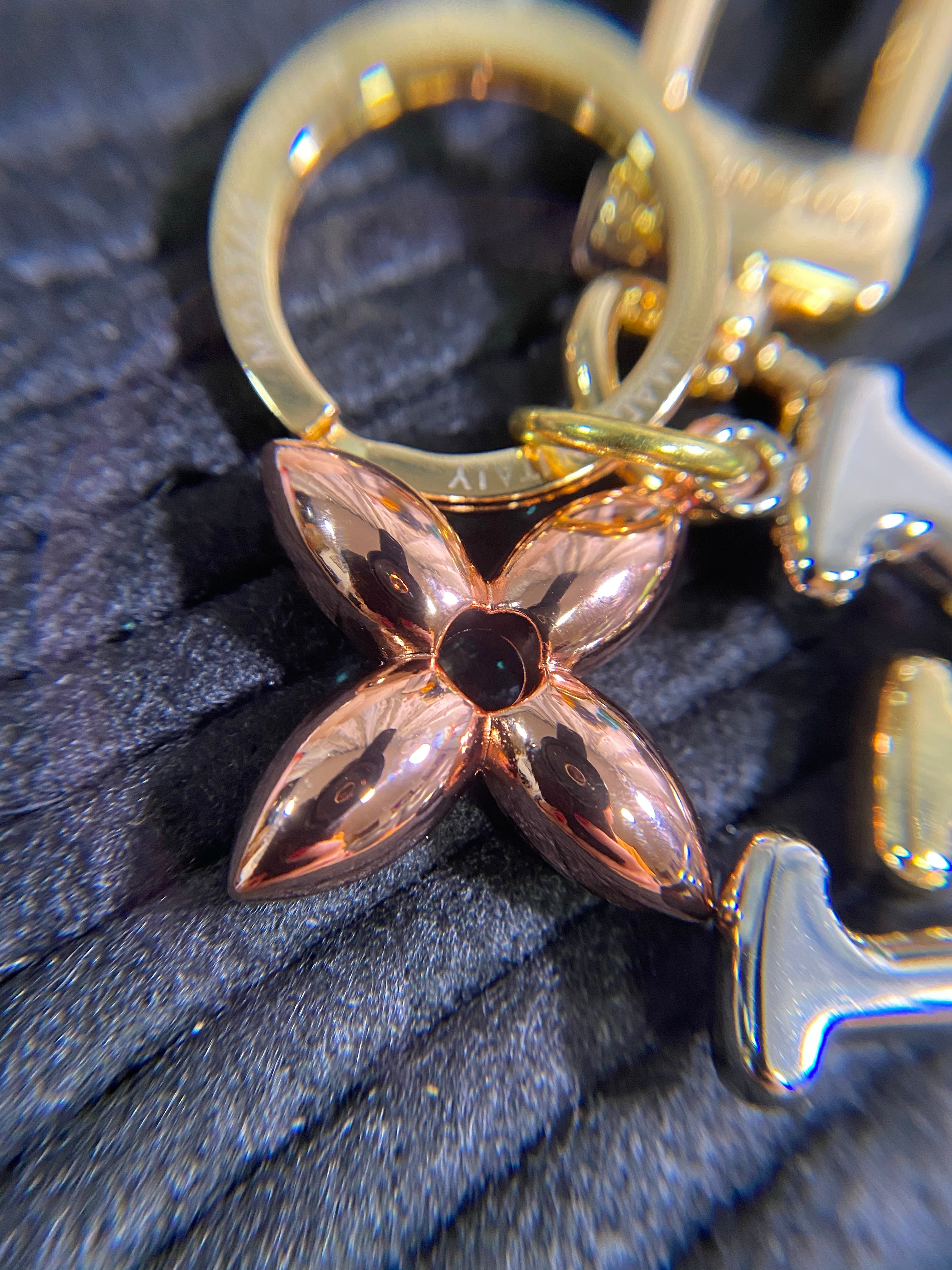 [TOP] L&V LV New Wave Bag Charm Key Holder - LV Louis Vuitton