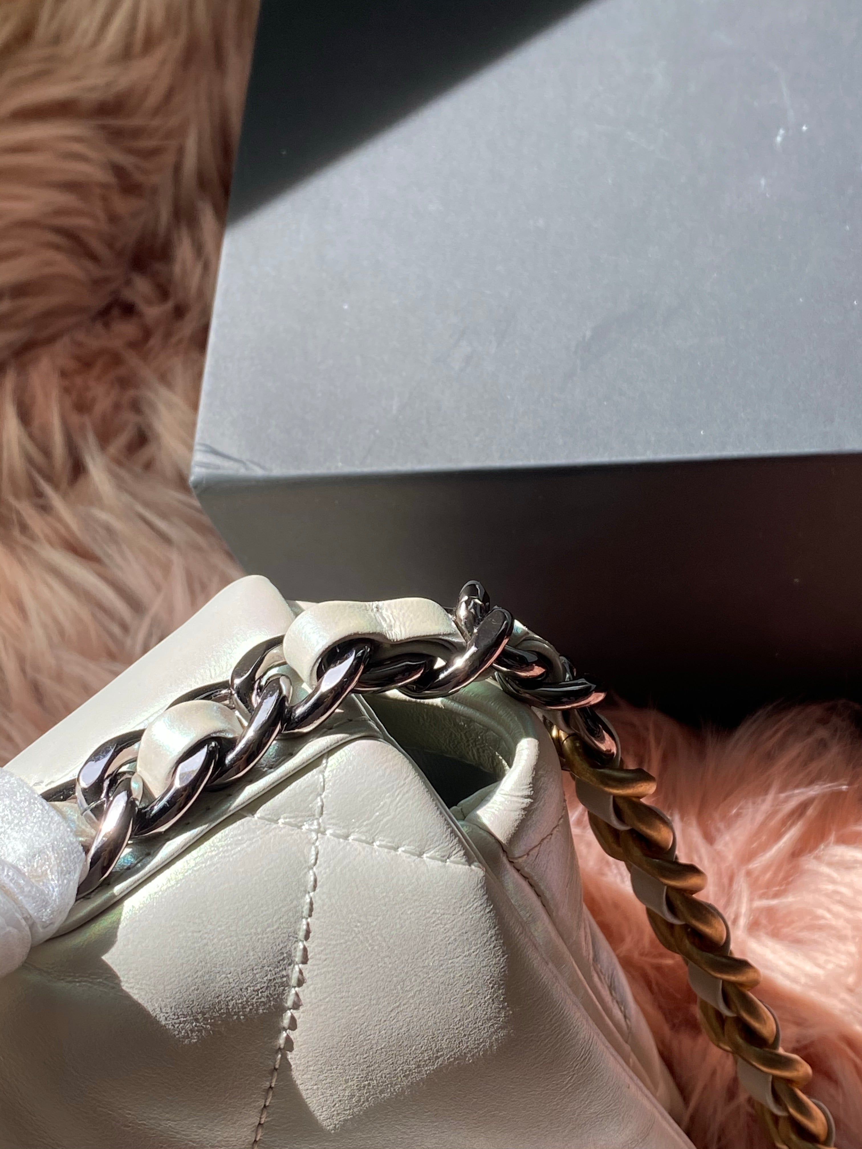 [TOP] CH@NEL19 Bag Small 26CM - White Iridescent - Chanel
