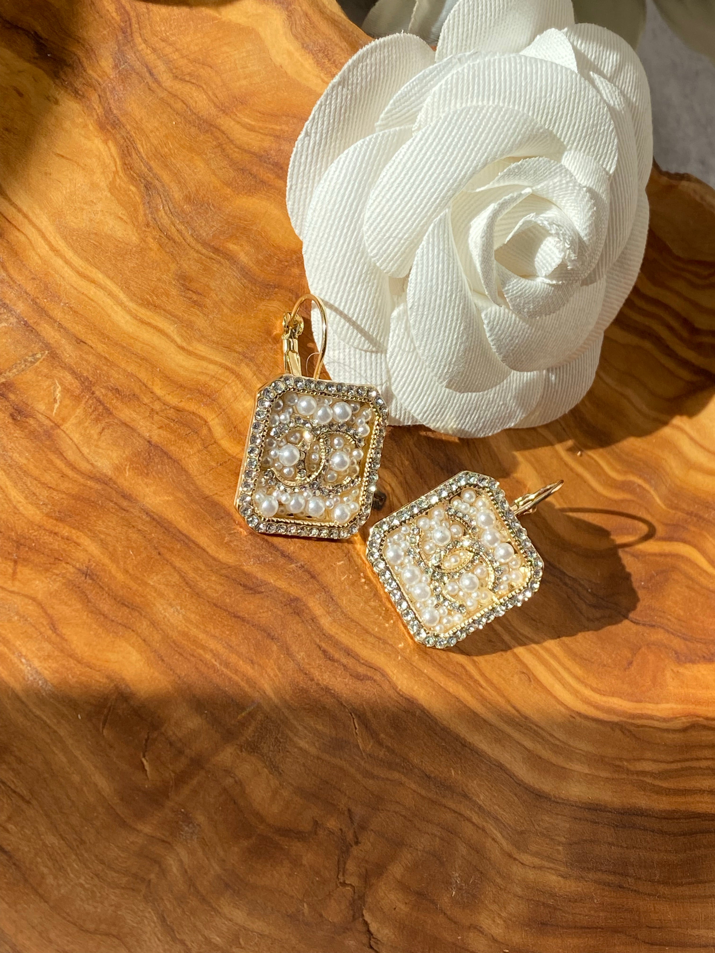 [TOP] CH@NEL Dangle Square Pearls and Stones Earrings - Chanel