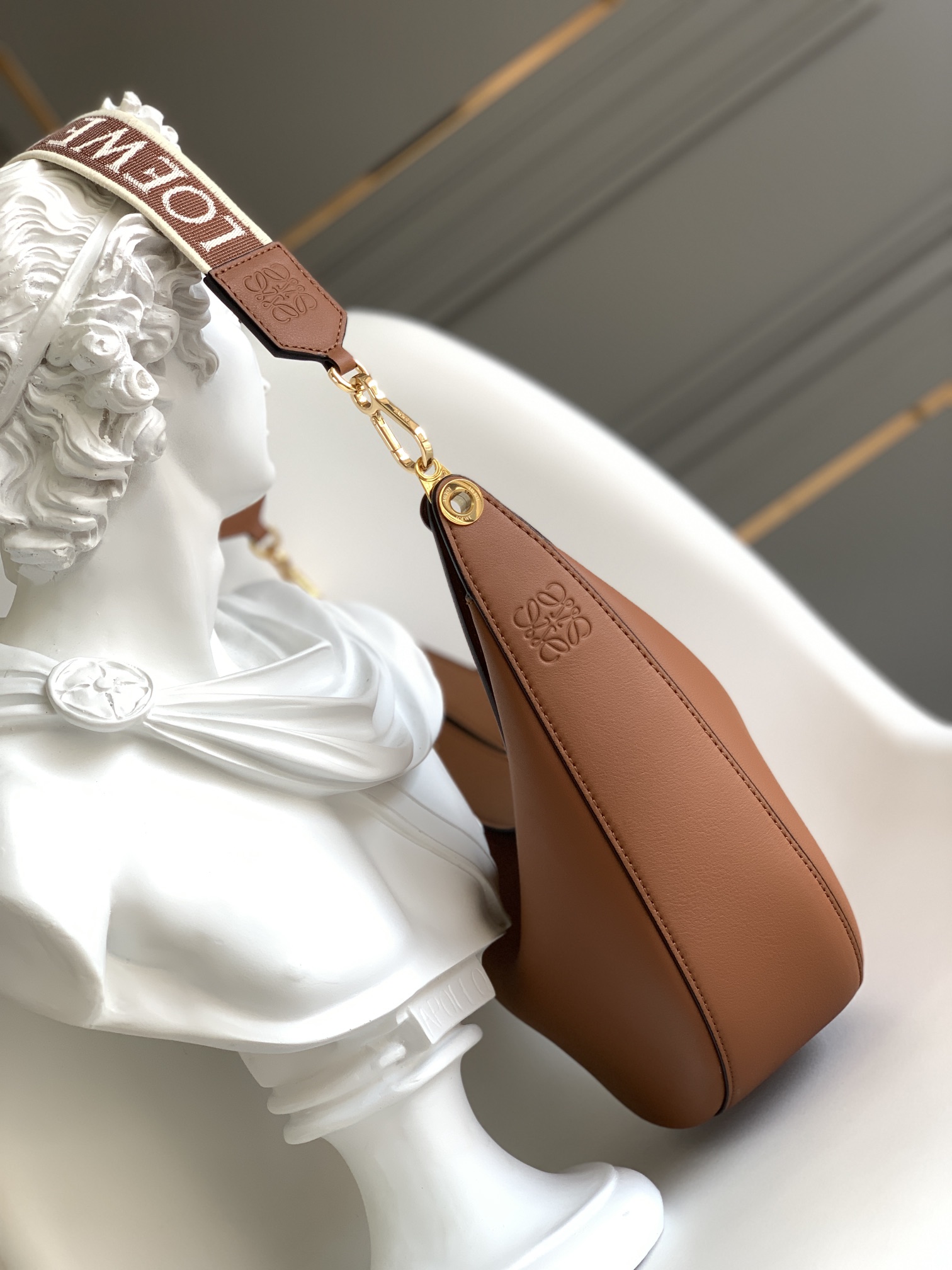 [TOP] LOEW€ Calfskin Luna Bag - Brown - Loewe