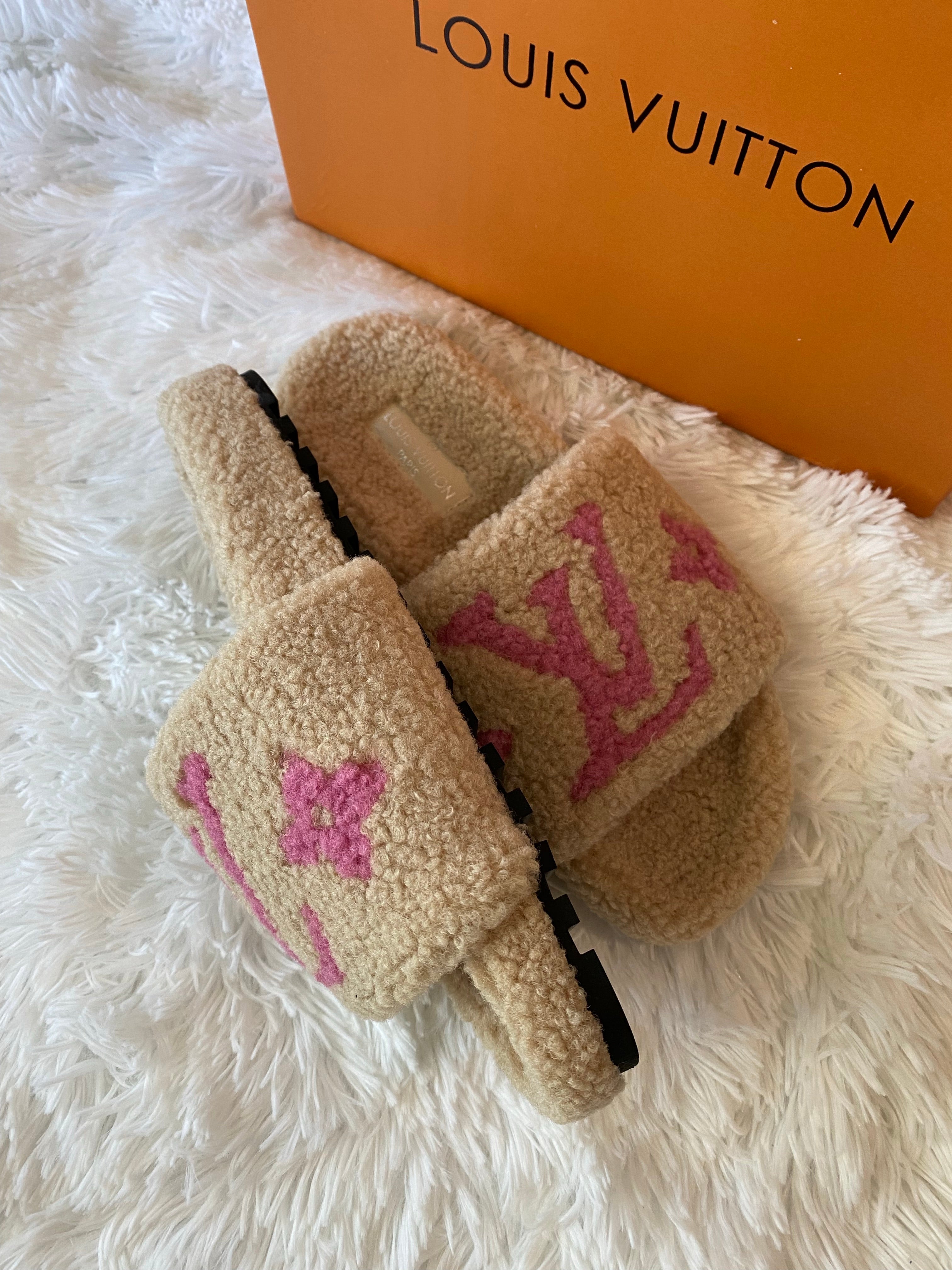 [TOP] L&V £V Shearling Mules - Beige + Pink - LV Louis Vuitton