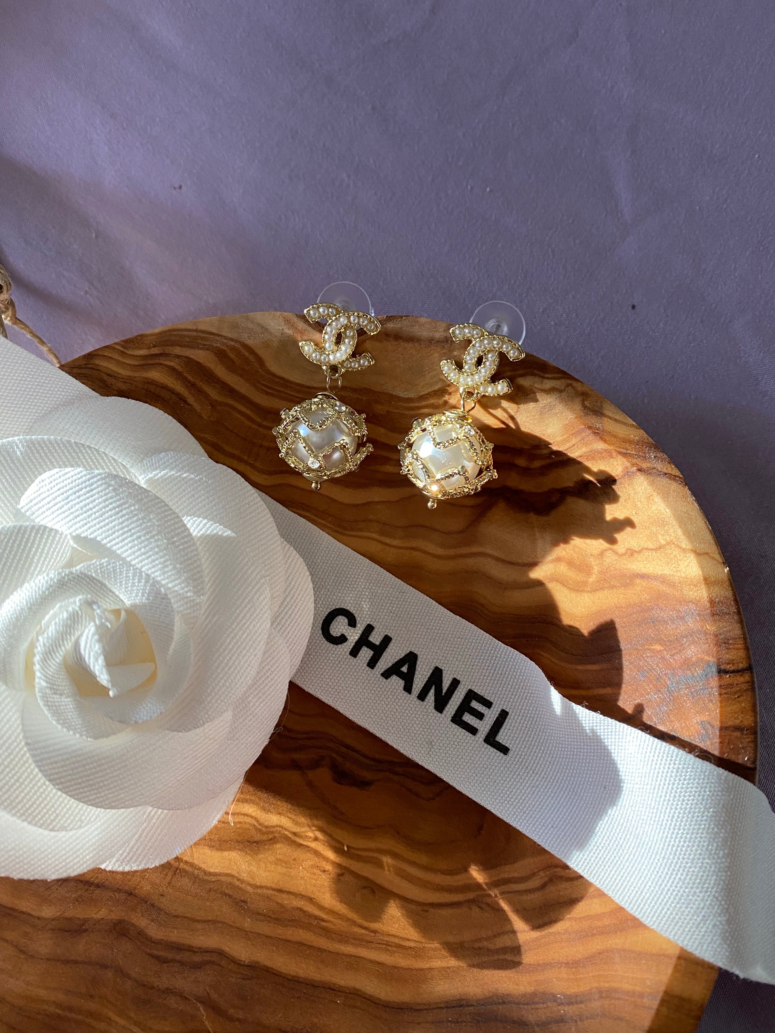 [TOP] CH@NEL Dangle Pearl Earrings - Chanel