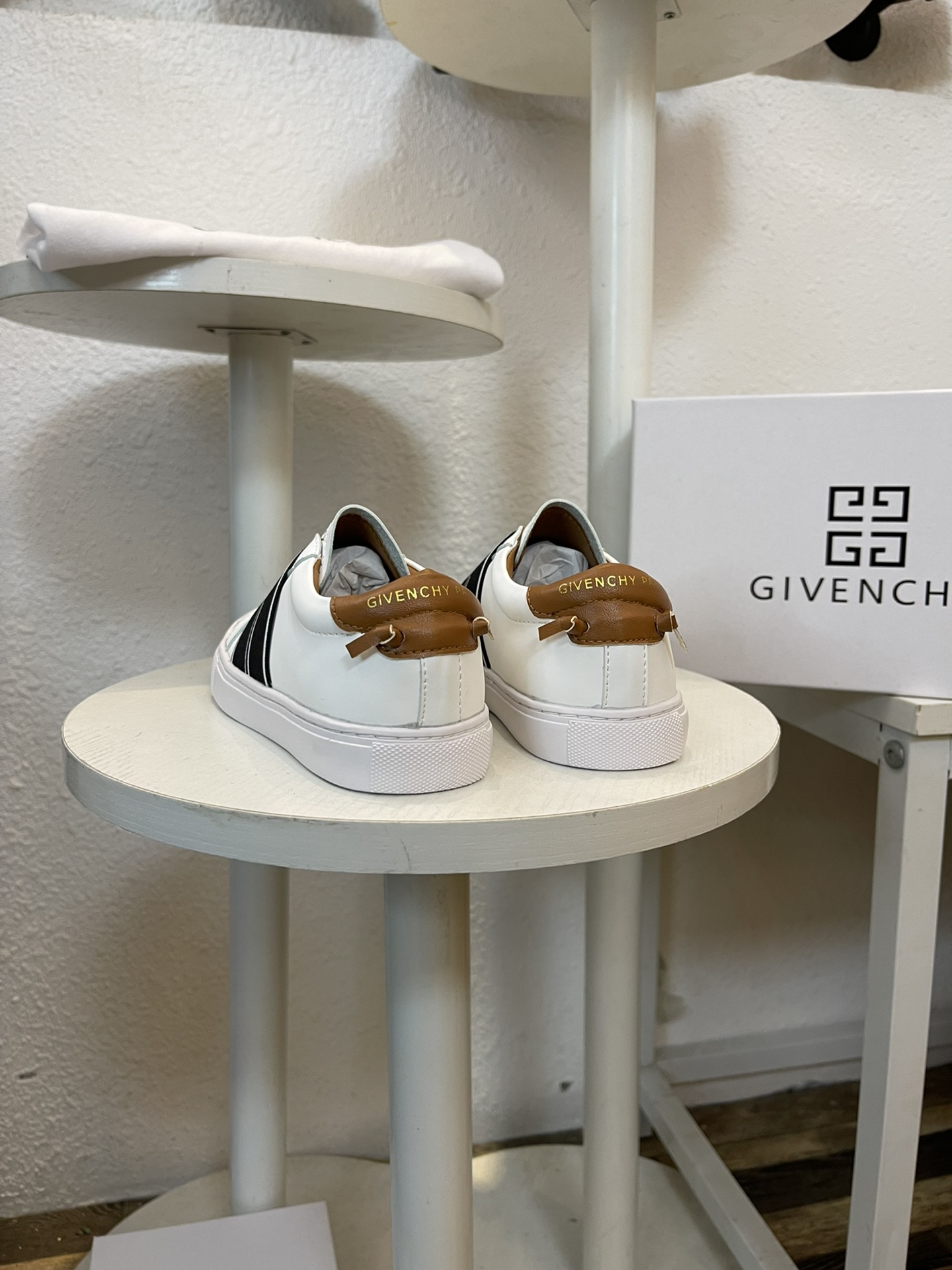 [TOP] GV Leather Sneakers - Brown Black