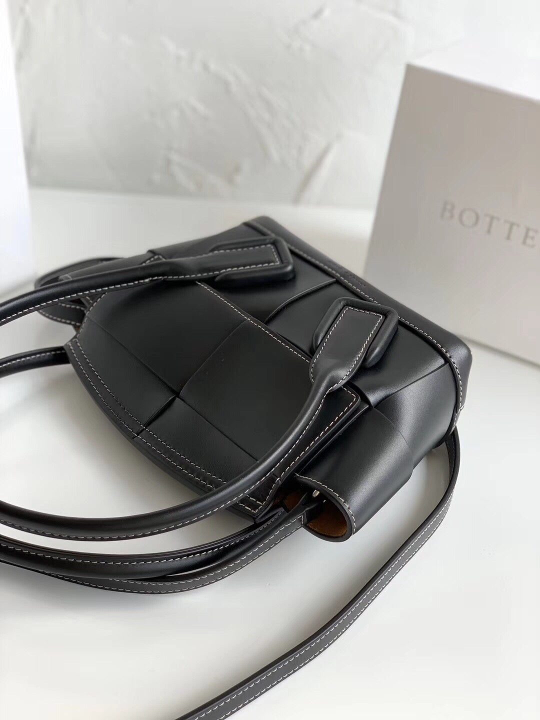 [TOP] B&V Mini Arco 29 Leather Bag - Black - Bottega Veneta