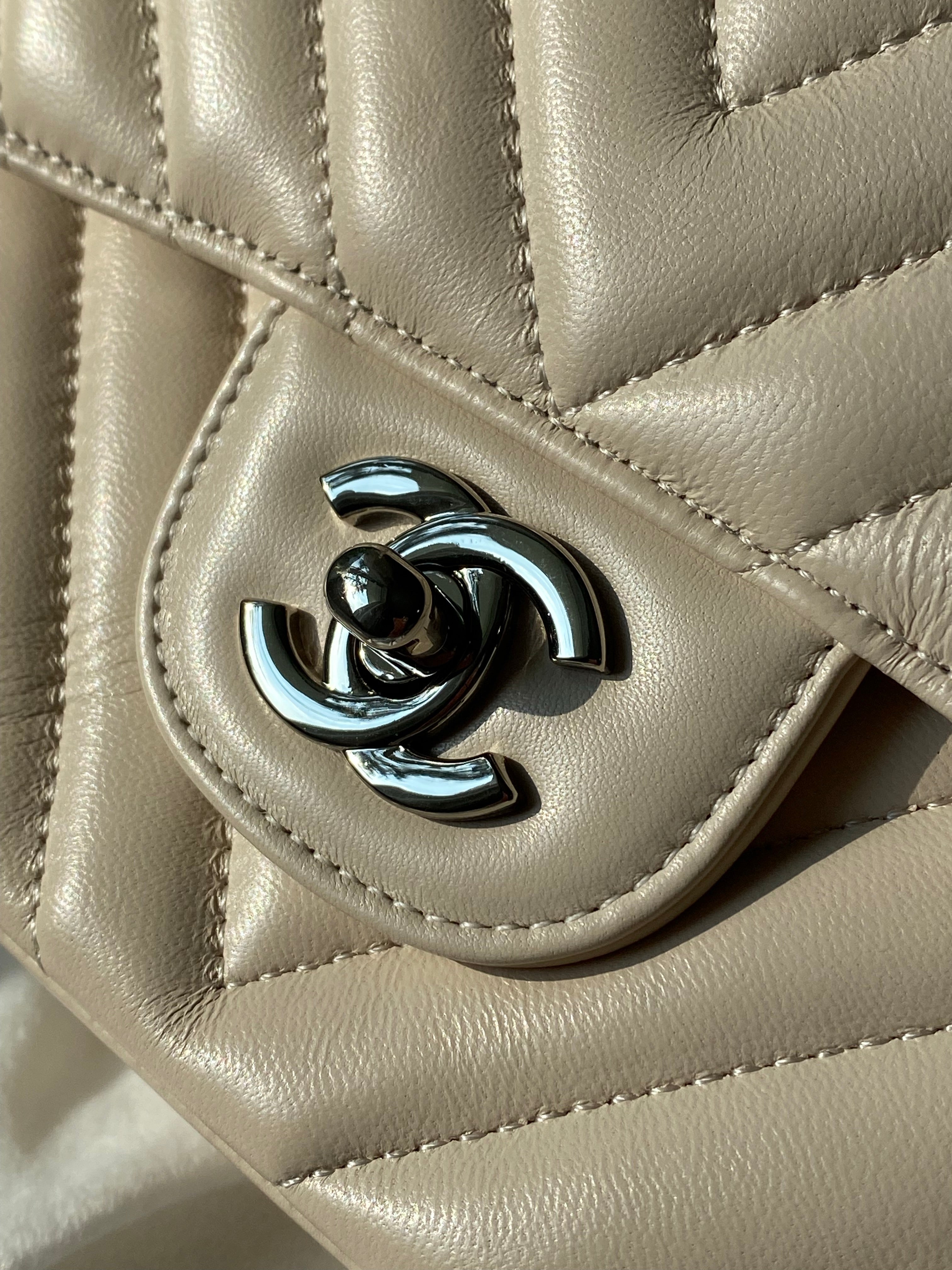 [TOP] CH@NEL Classic Flap Bag Chevron Lambskin Medium 25.5cm – Cream & SHW - Chanel
