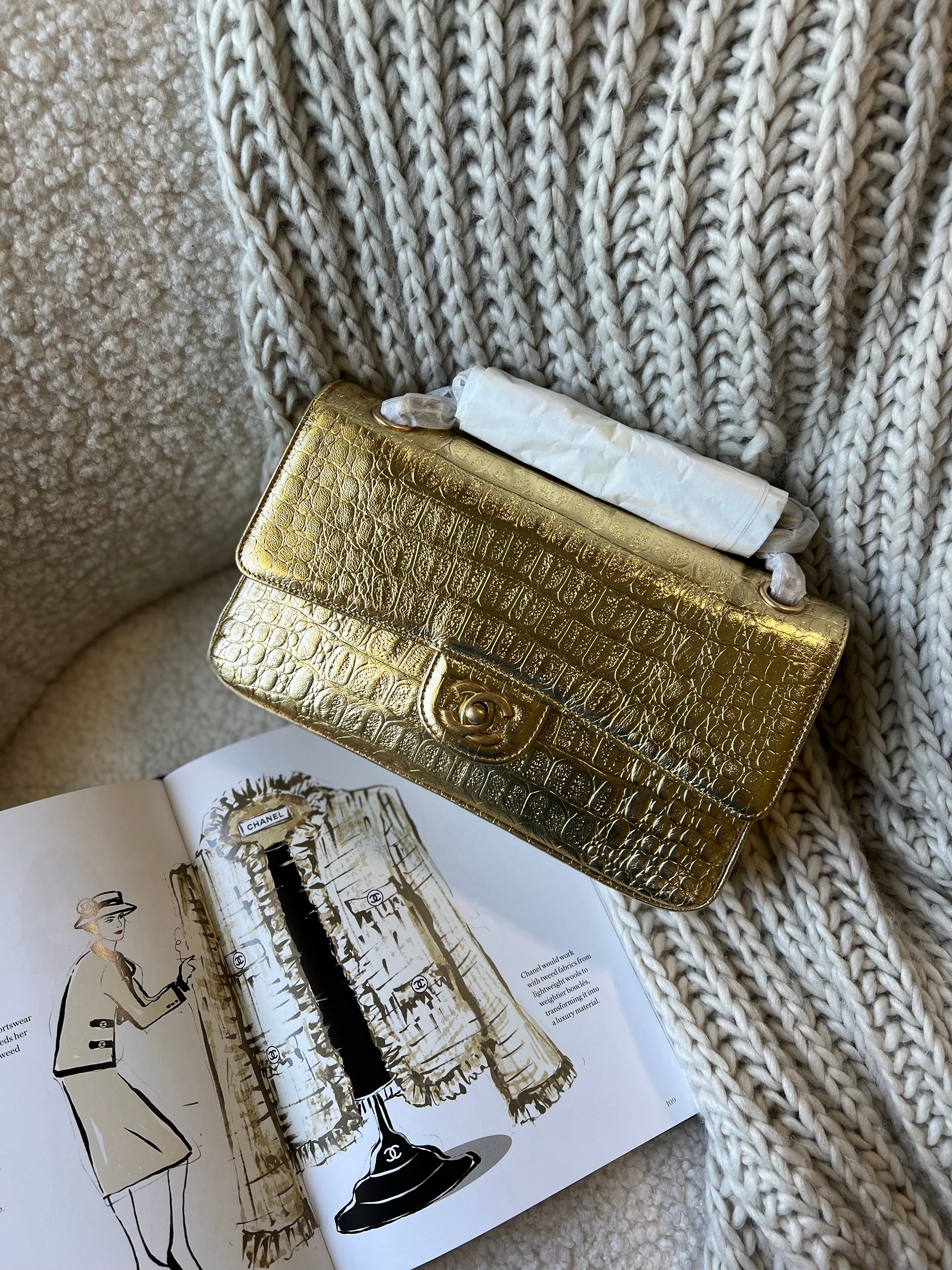 [TOP] CH@NEL Classic Flap Bag Croc Effect Medium 25.5cm – Gold & GHW - Chanel