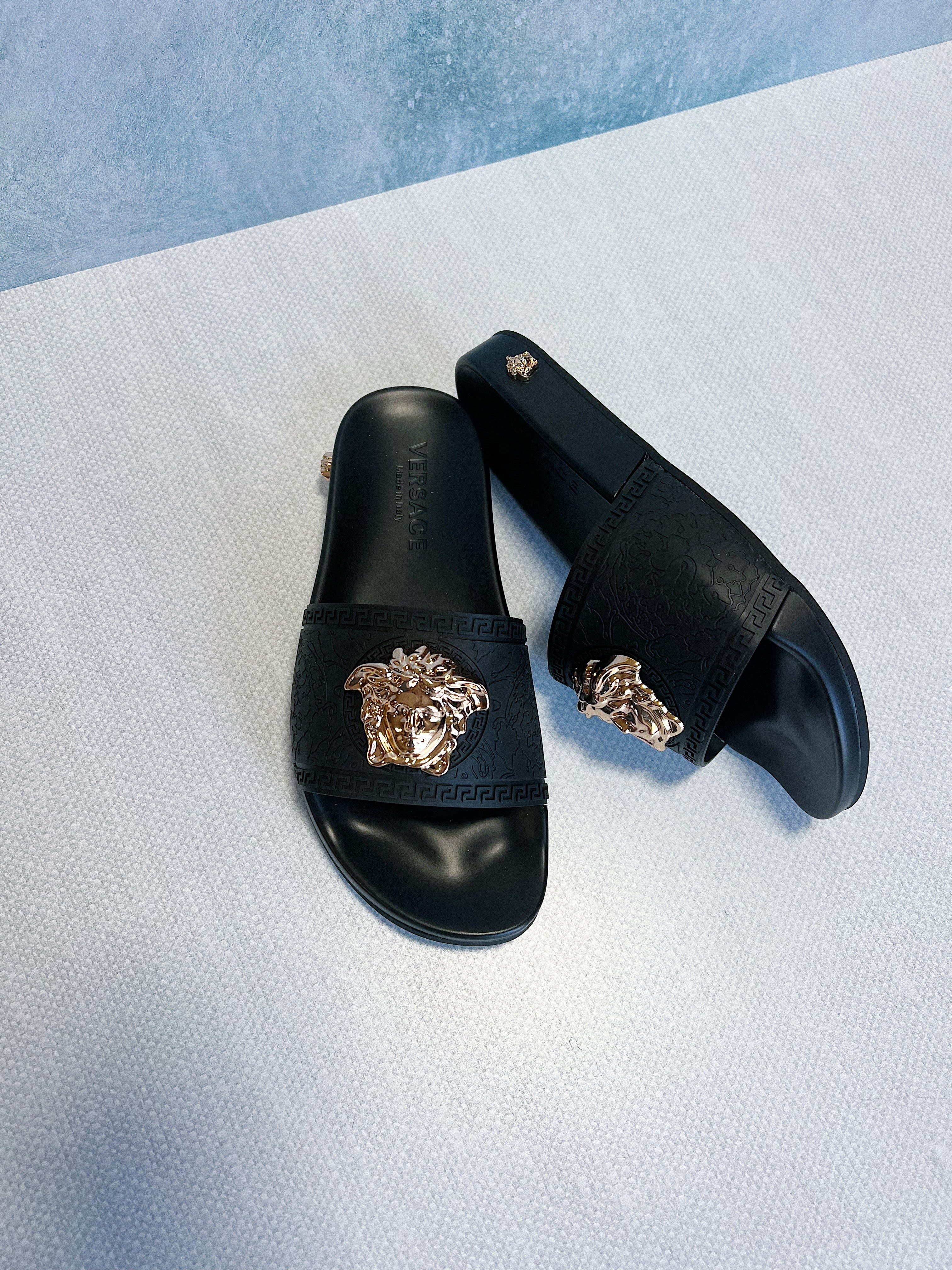 [TOP] V€rsace Medusa Rubber Slides - Black