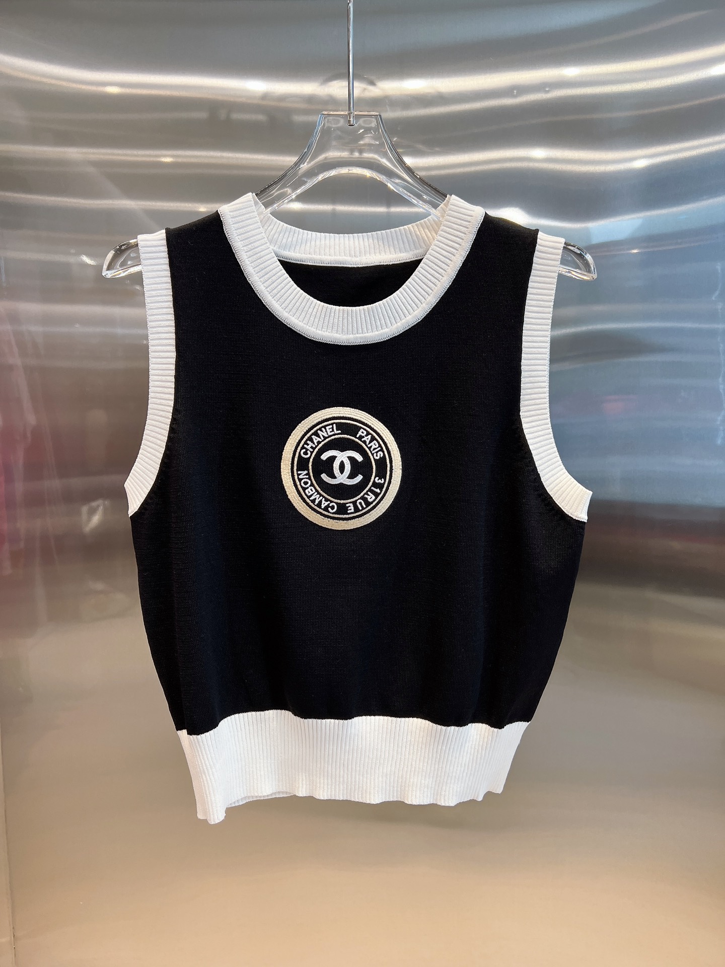 [TOP] CH@NEL Embroidered Sleeveless Tank Top - 2 Color - Chanel